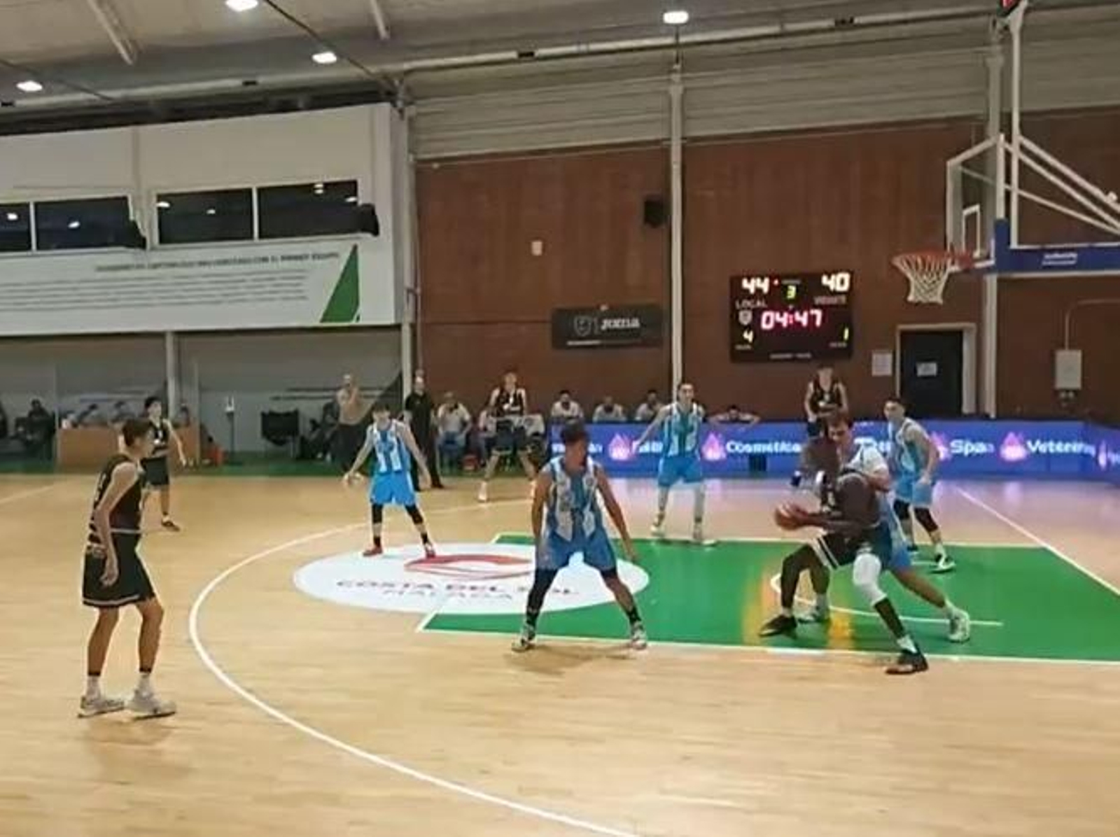 Una acción defensiva de la ULB ante Unicaja