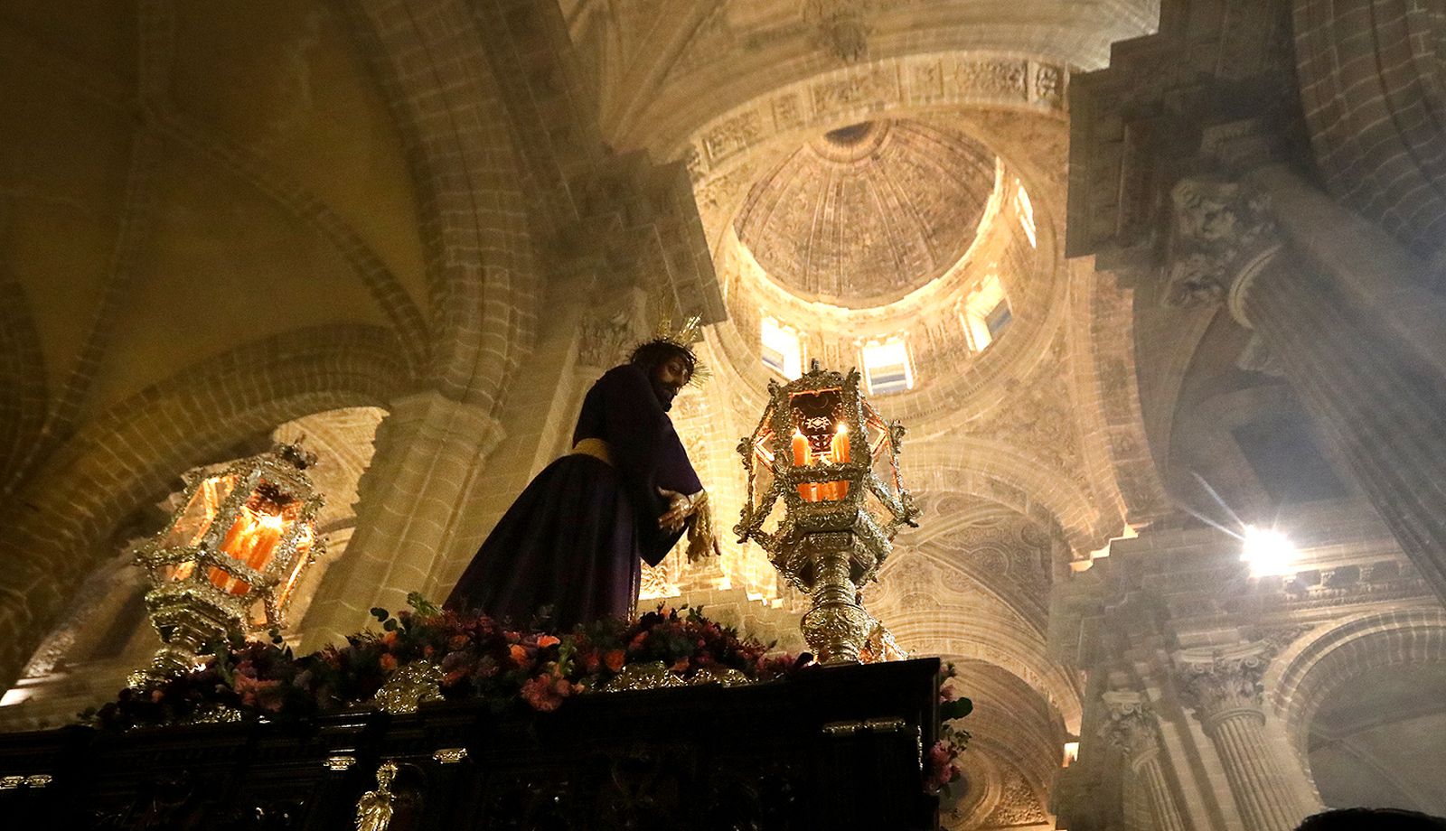 Imágenes del Vía Crucis de la Unión de Hermandades