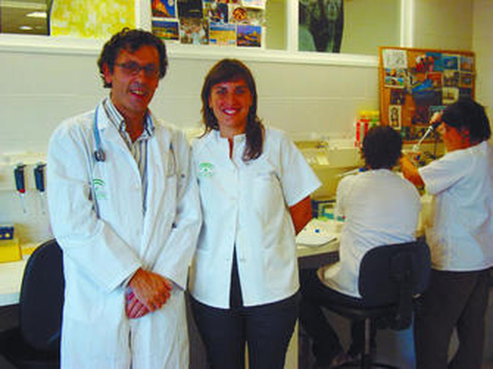 Luis Paz Ares, del Hospital Virgen del Rocío, junto a la investigadora Sonia Pinelo y otros compañeros.