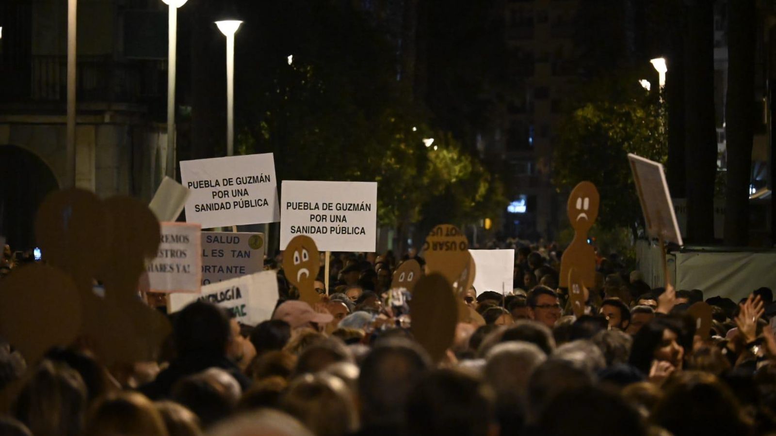 Carteles en la concentración de este jueves en Huelva.