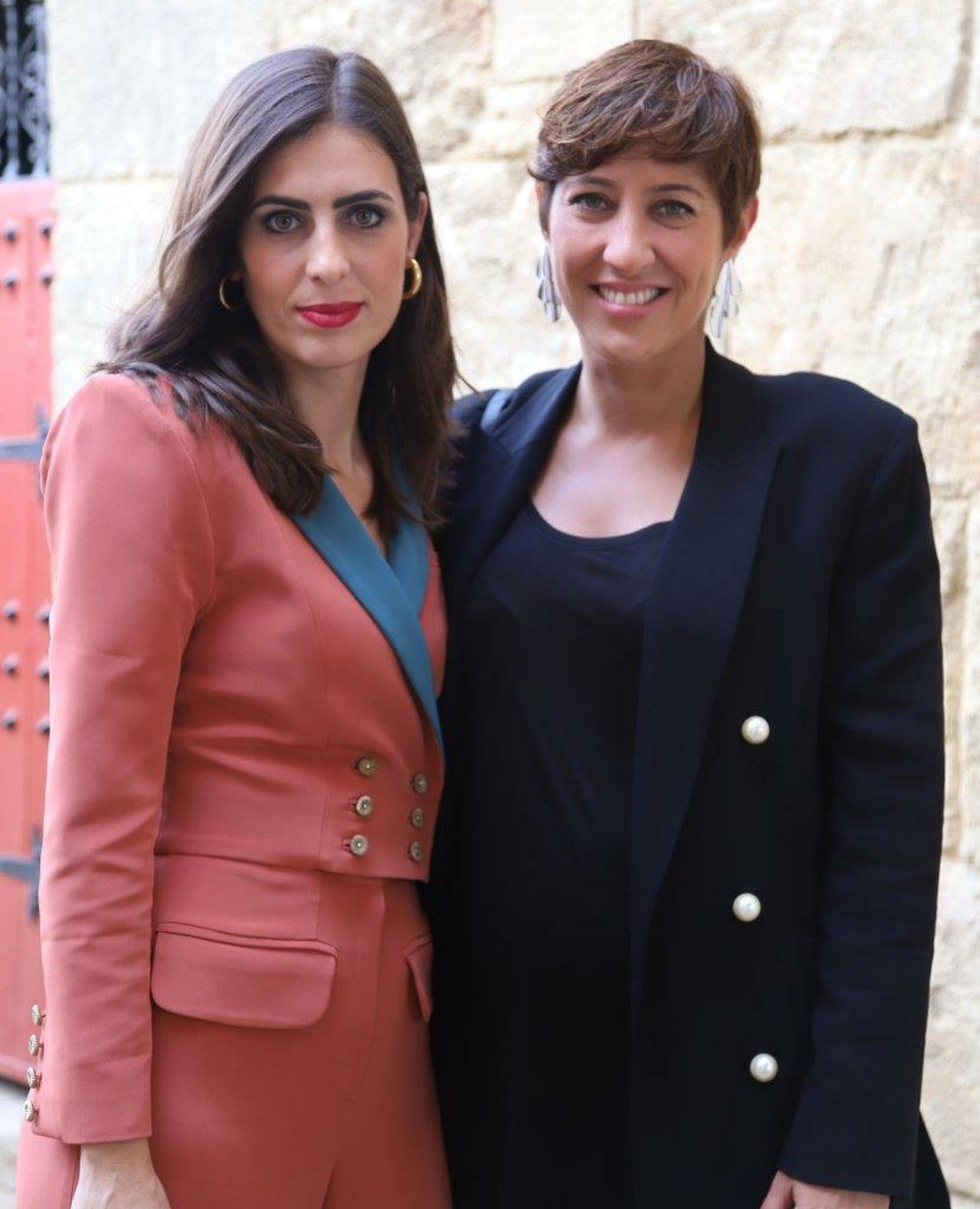 La mujer de Morante, Elizabeth Garrido, acompañada de una amiga , Ana Rodríguez Fabre