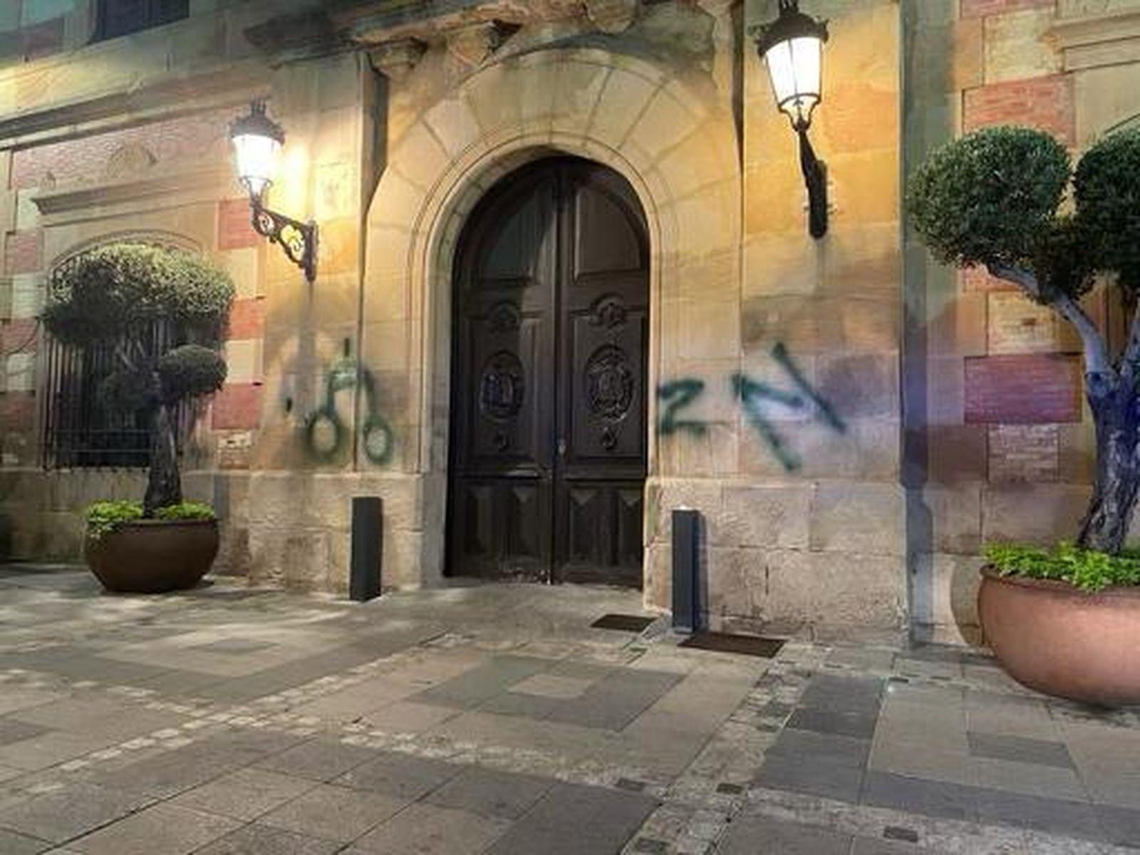 La pintada vandálica en la puerta del Ayuntamiento de Algeciras.