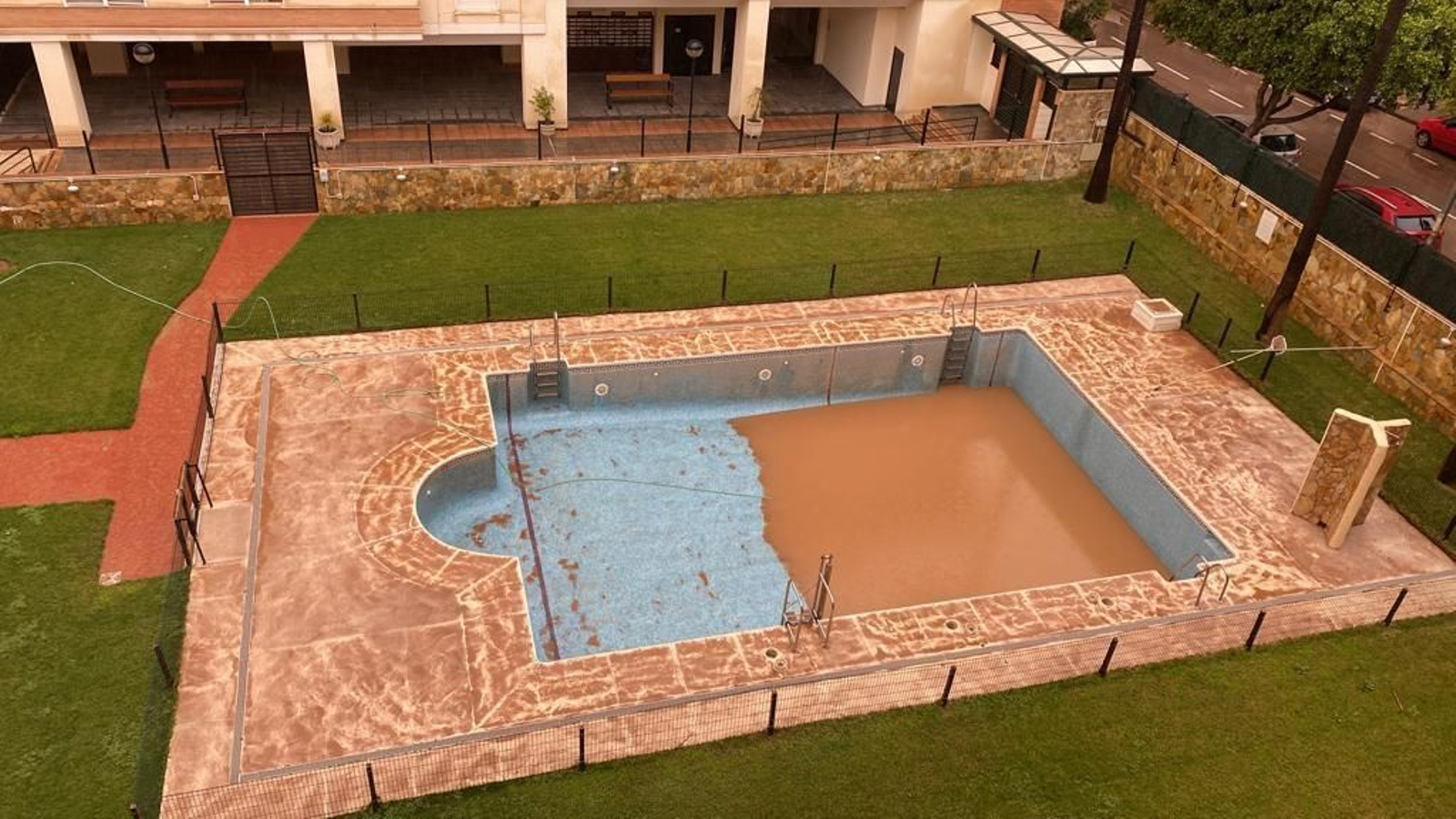 Fotos: La calima que no cesa: depósitos de barro en coches, calles y edificios