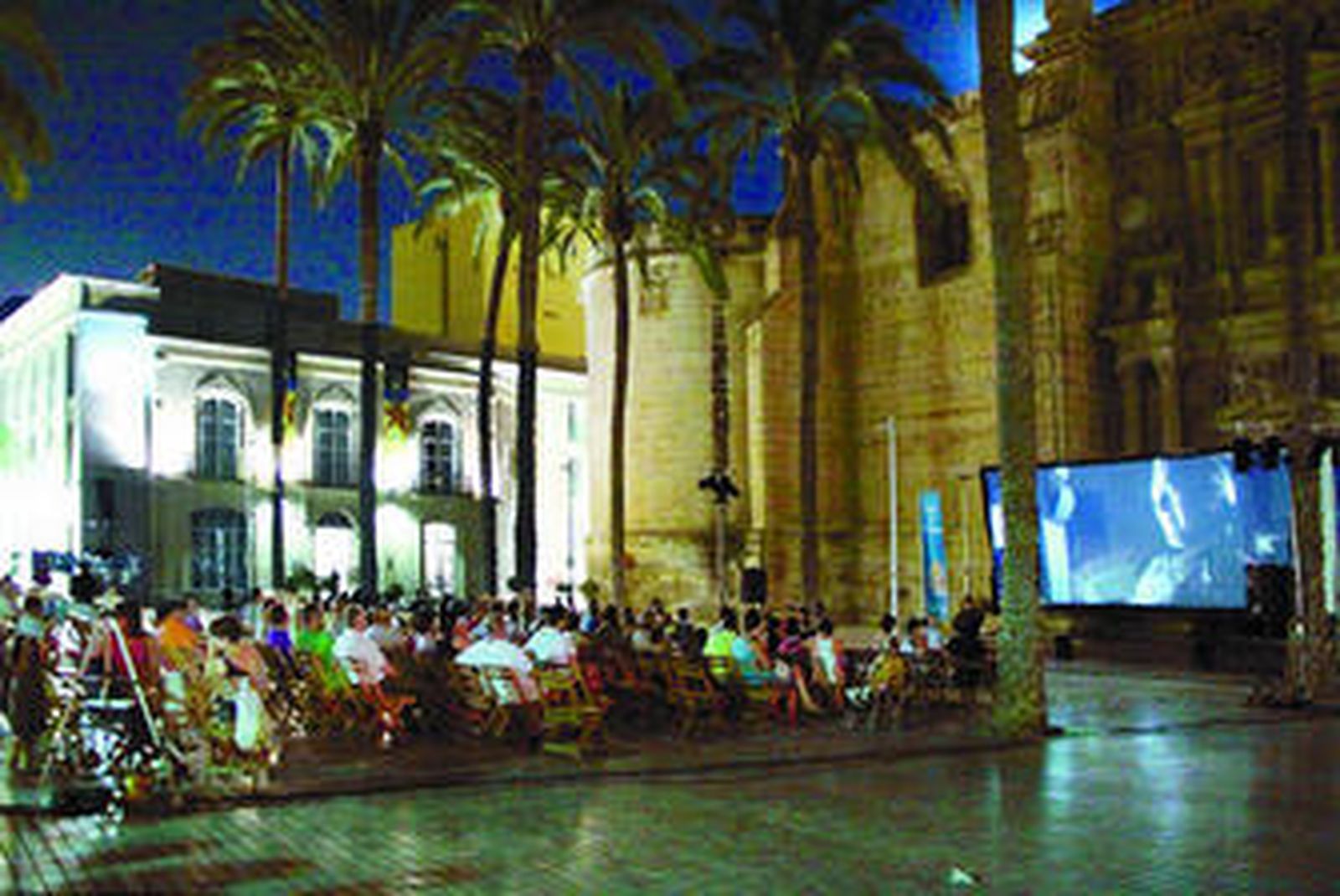 Público asistente a la proyección en la Plaza de la Catedral.