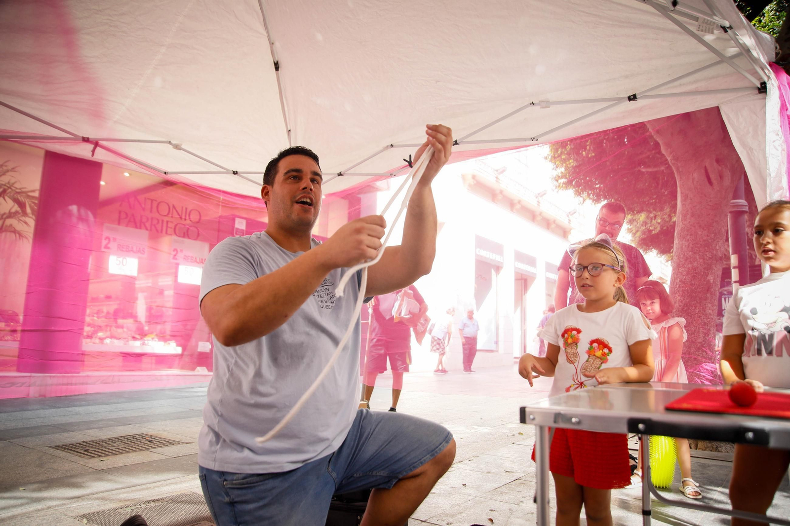Las mejores imágenes del espectáculo 'Magia en la Calle' en el Paseo de Almería