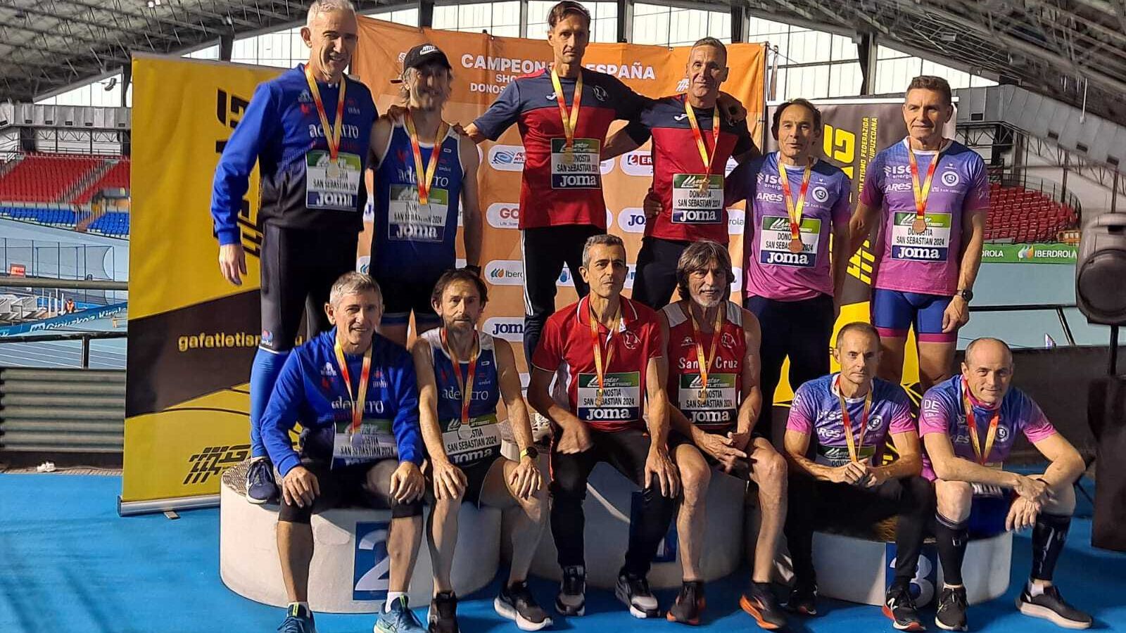 Uno de los podios de la prueba de relevos con el conjunto almeriense subido al tercer cajón.