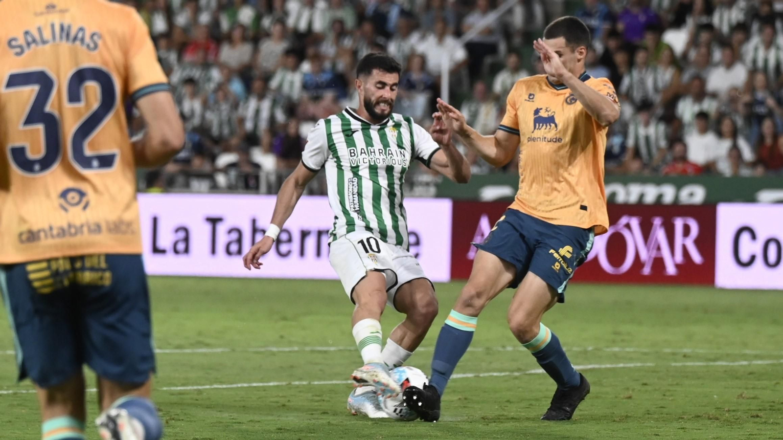 Jacobo pelea con Mantilla por el balón en el Córdoba CF - Racing de Santander.