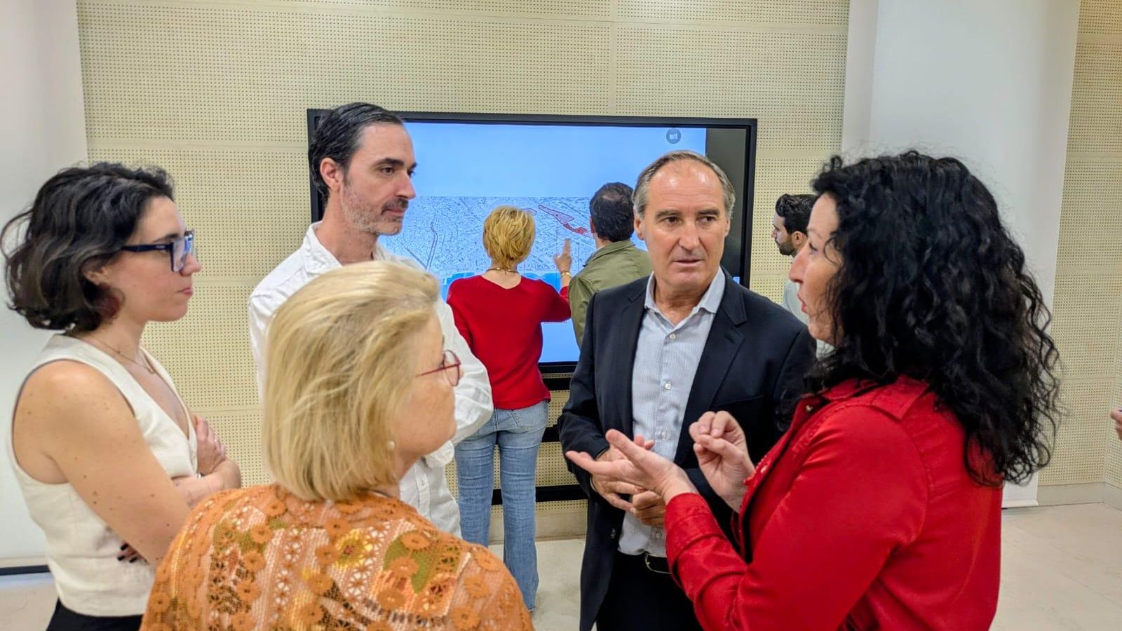 La familia de Ambrosio Sánchez con la alcaldesa y el concejal de Ciudad Activa