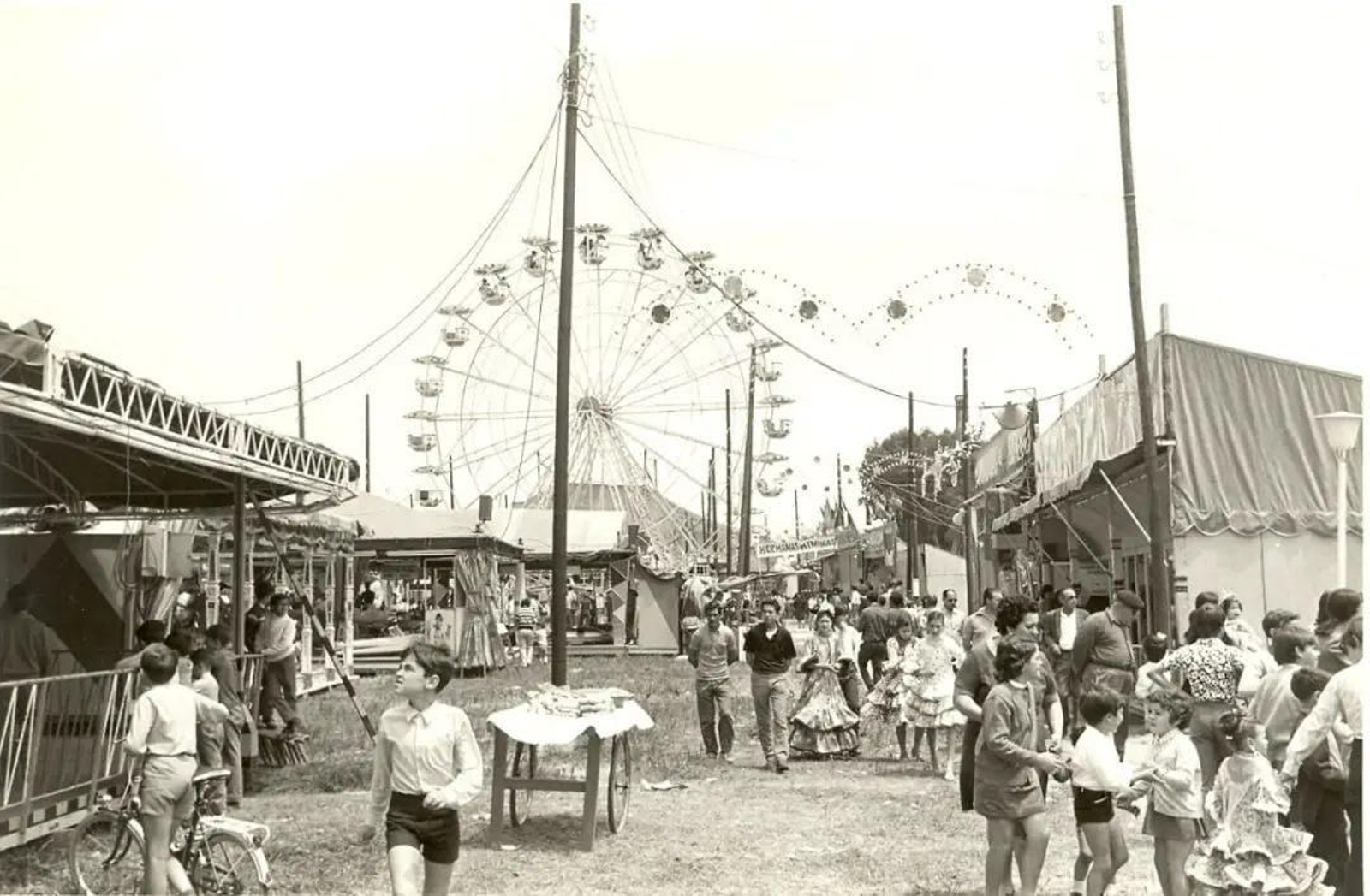 Una imagen de 1971 de la Feria de Crevillet y La Puntilla.