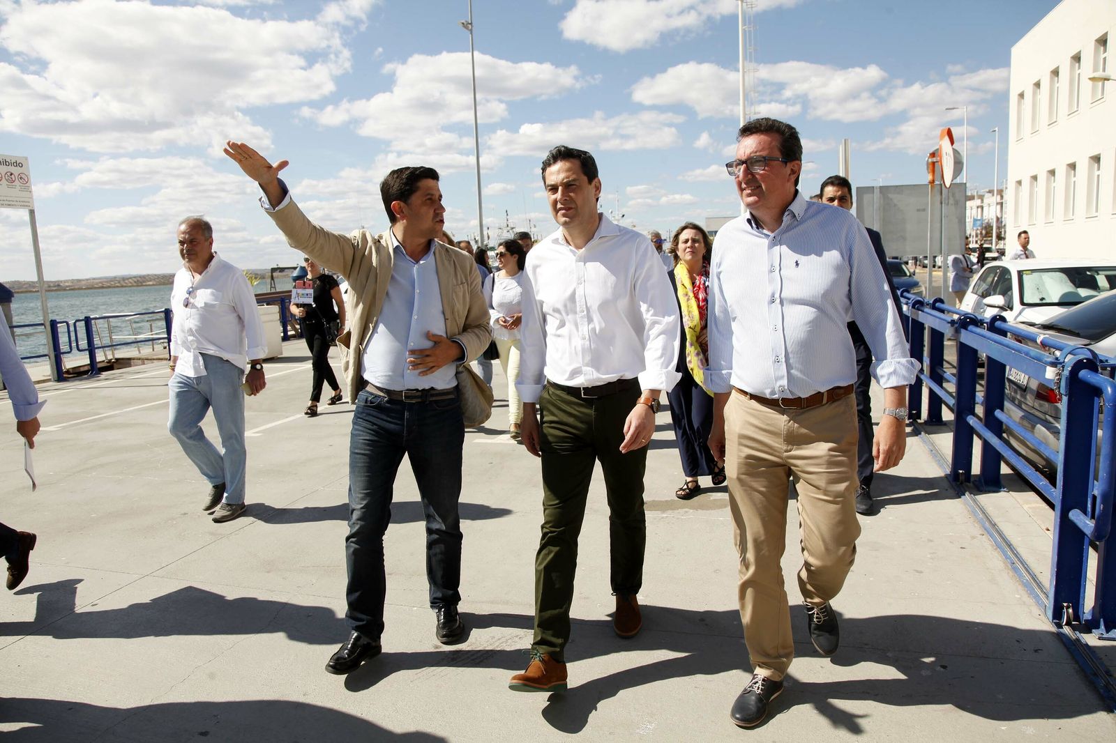 Juanma Moreno Bonilla, entre Alberto Fernández y Manuel Andrés González, en el Puerto ayamontino.