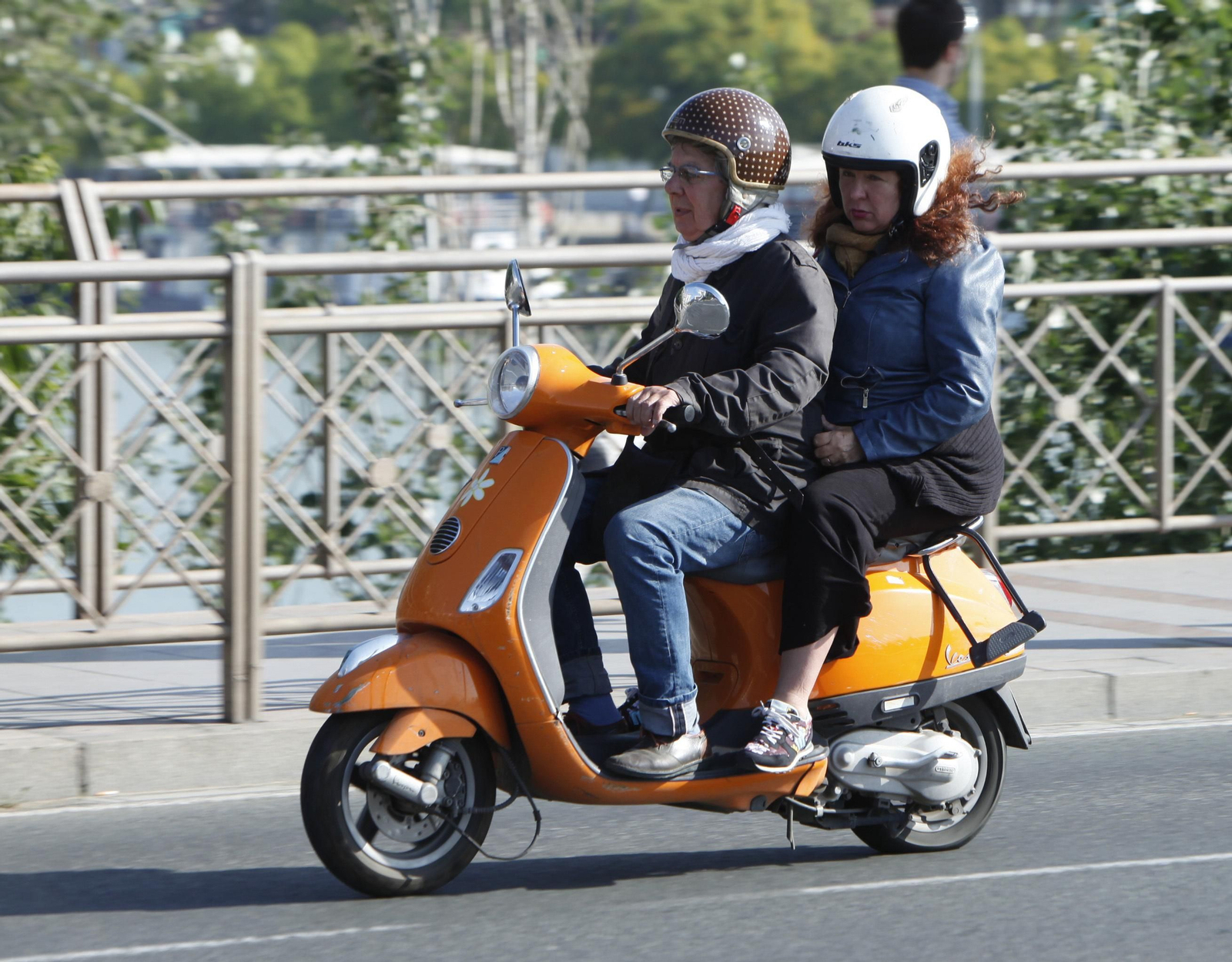 Dos personas se protegen del frío para circular en moto.