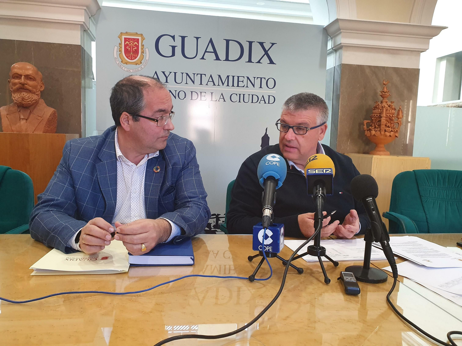 Gumersindo Fernández, concejal de Hacienda, y Jesús Lorente, alcalde accitano