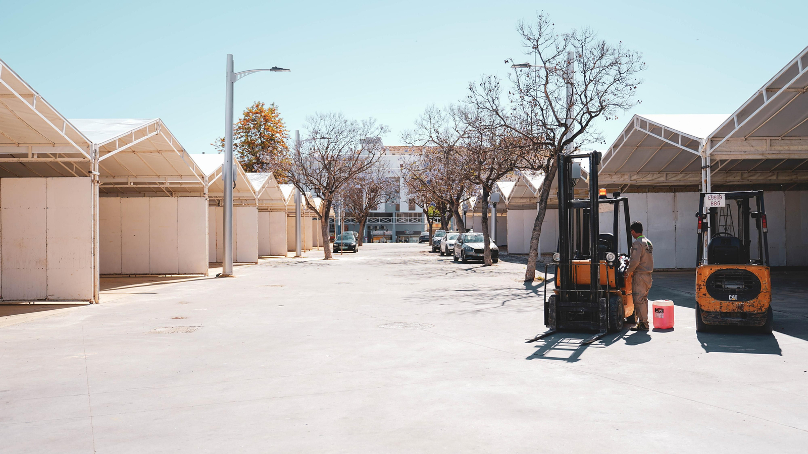 El parque de feria en Algeciras comienza cogiendo forma con el montaje de las casetas, en imágenes