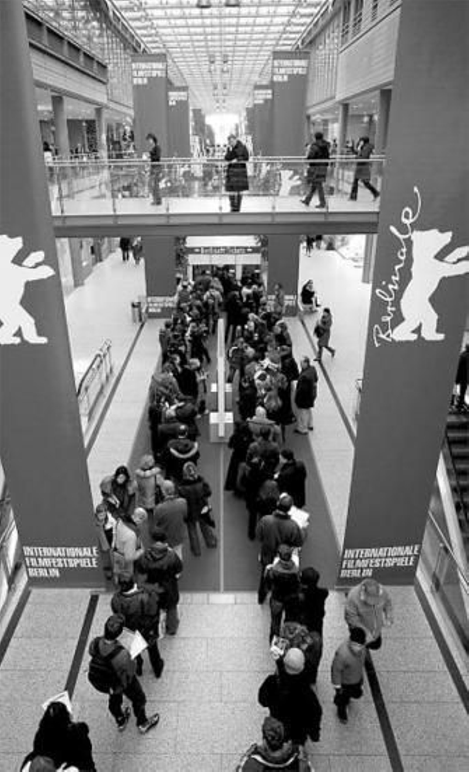 Varias personas hacían cola ayer para comprar entradas.