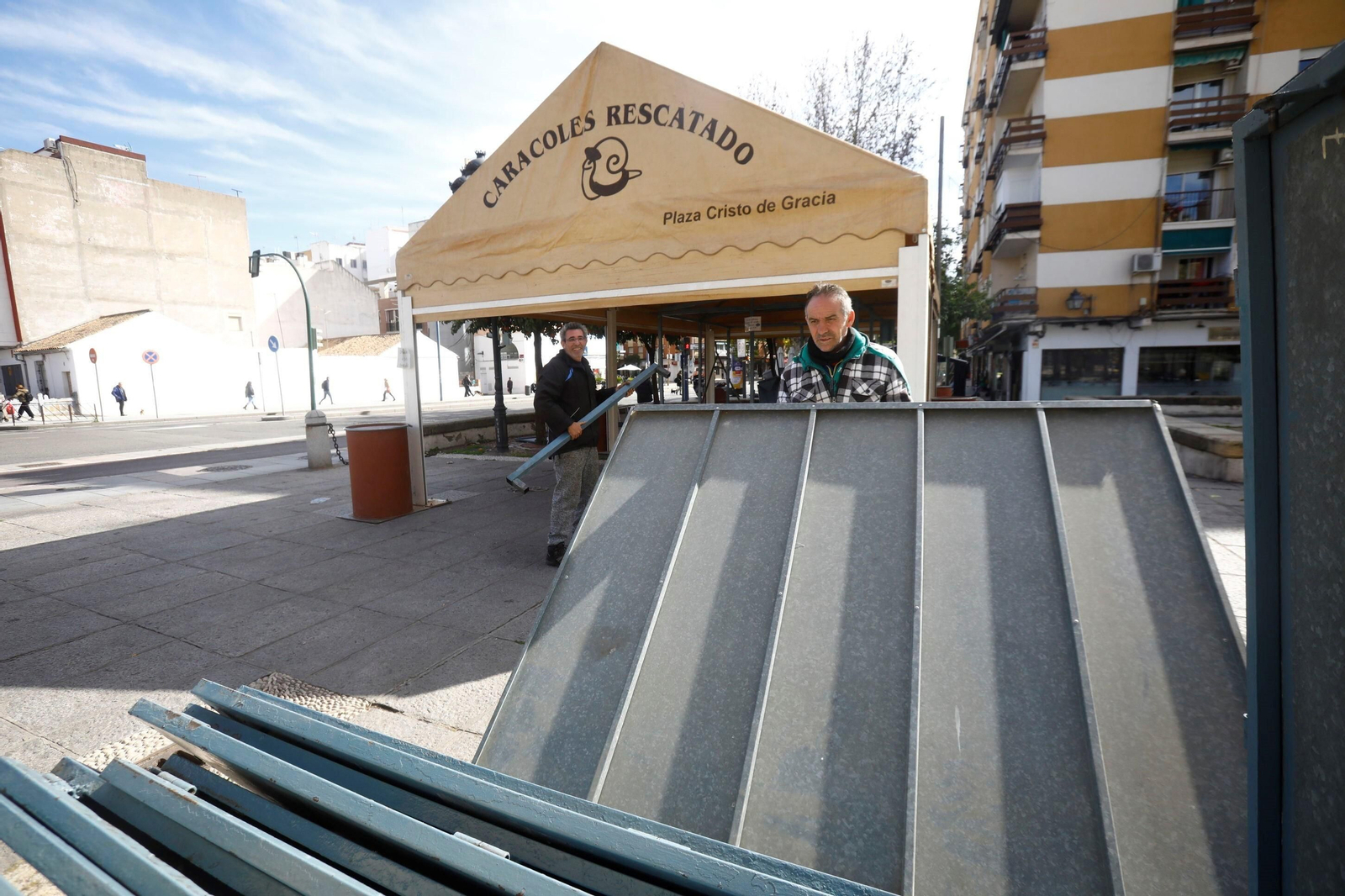 La instalación de los puestos de caracoles de Córdoba, en imágenes