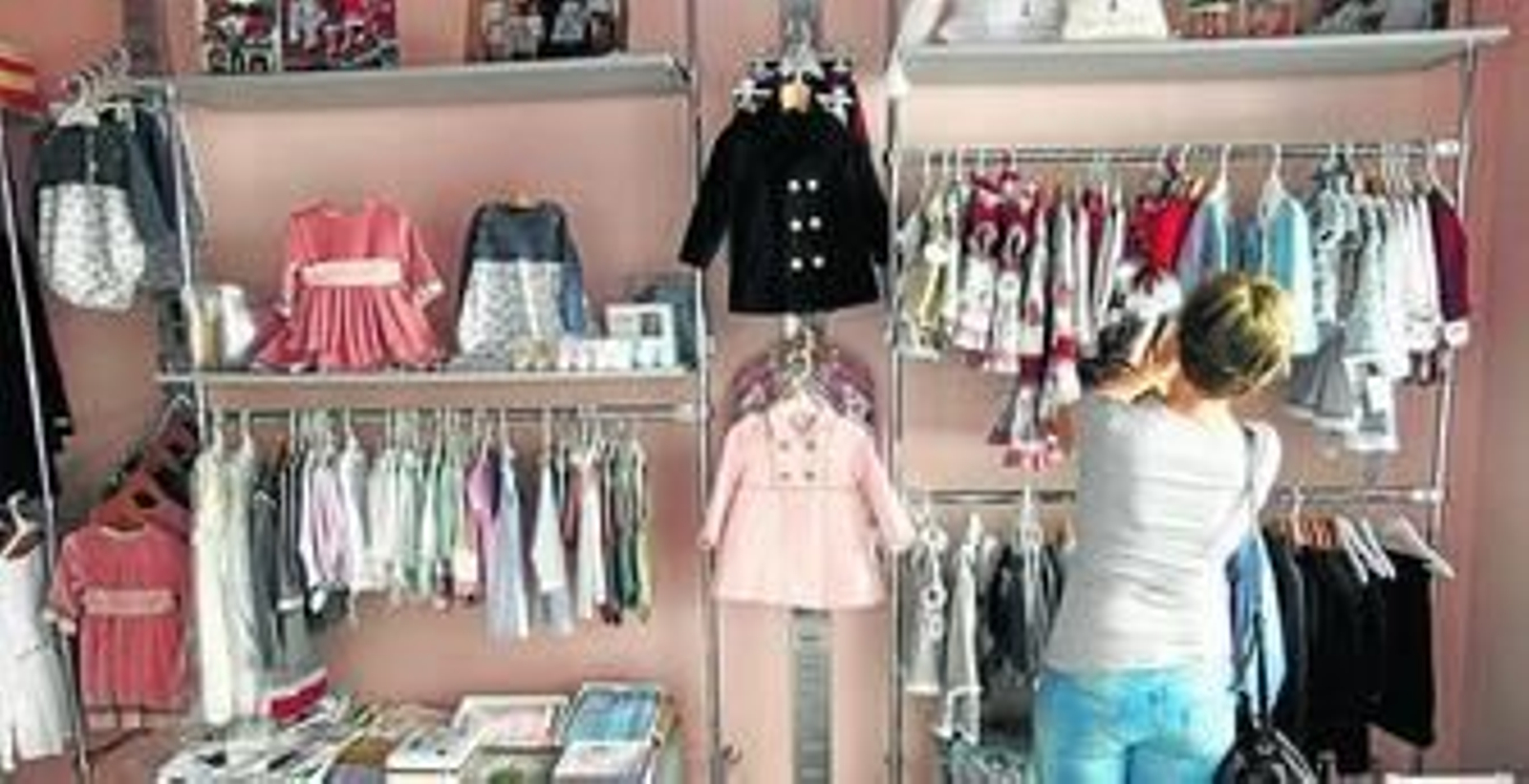 Moda infantil. Sebastián González Bosch está al frente de la tienda, que abría hace sólo unos días en el barrio de Los Remedios y cuyo objetivo es lanzar su propia firma en el futuro. Bajo estas líneas, algunos de los diseños que venden en el local, que trabaja con varias empresas sevillanas.