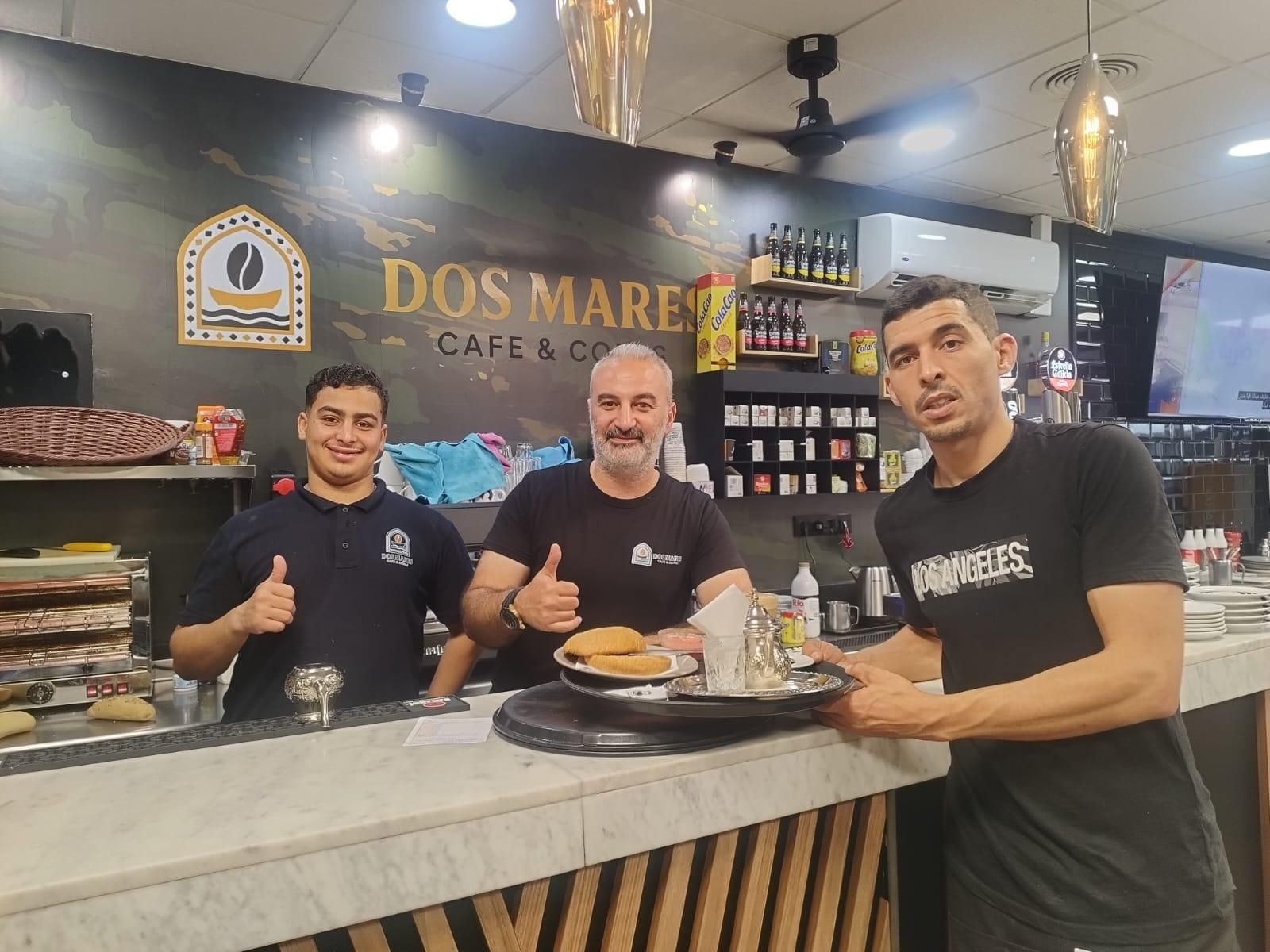 Ikbal, junto a sus trabajadores Mohamed y Abdel.