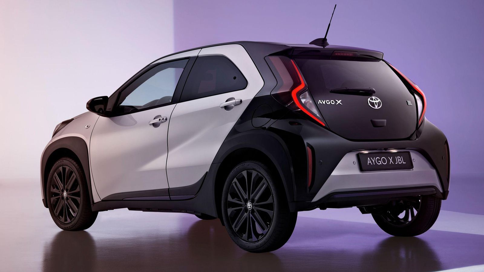 La carrocería del acabado JBL se ofrece en un color, el Plata Jazmín, exclusivamente elegido para él.