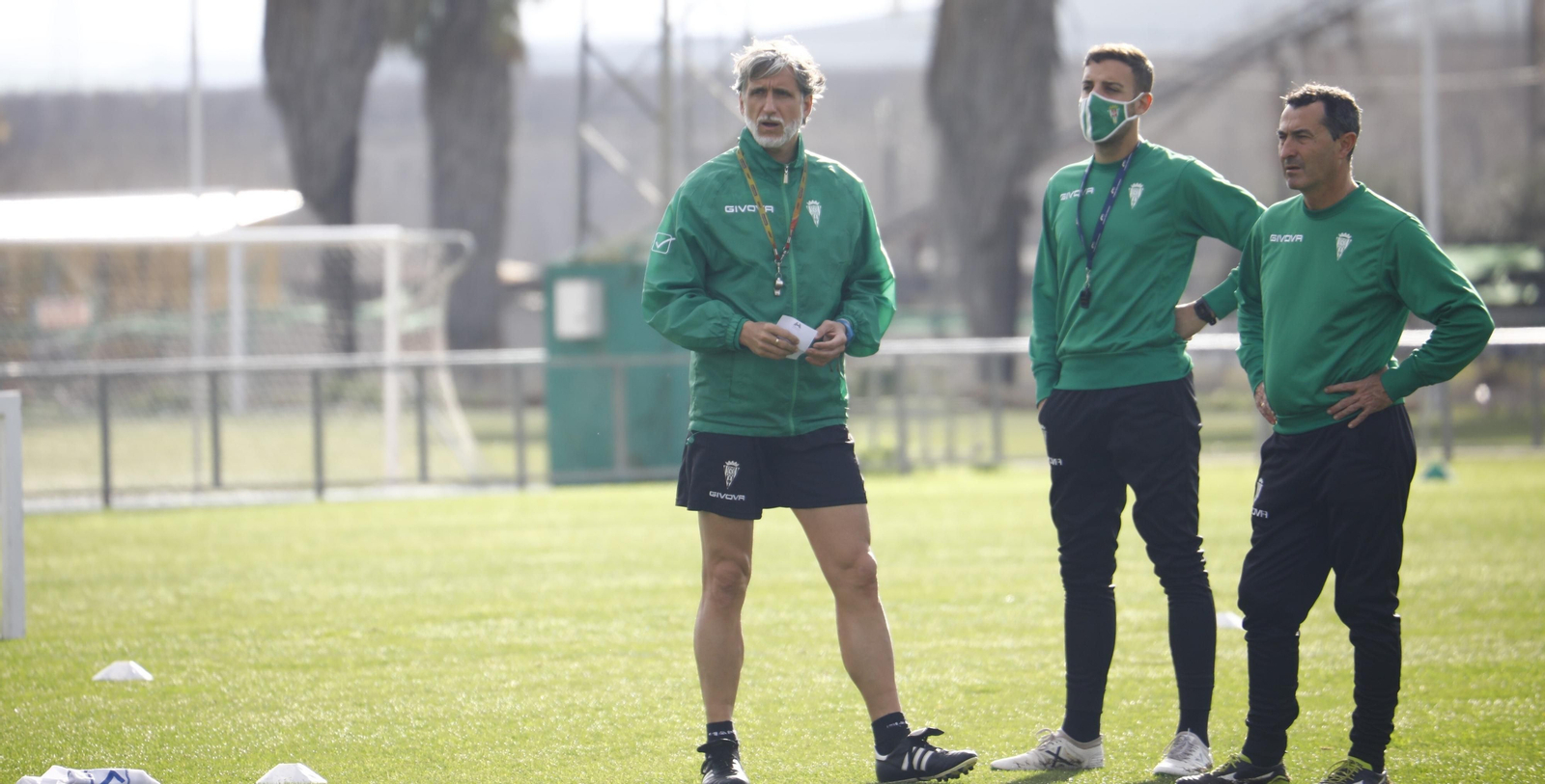Pablo Alfaro, junto a los miembros de su cuerpo técnico, observa el trabajo de sus jugadores.