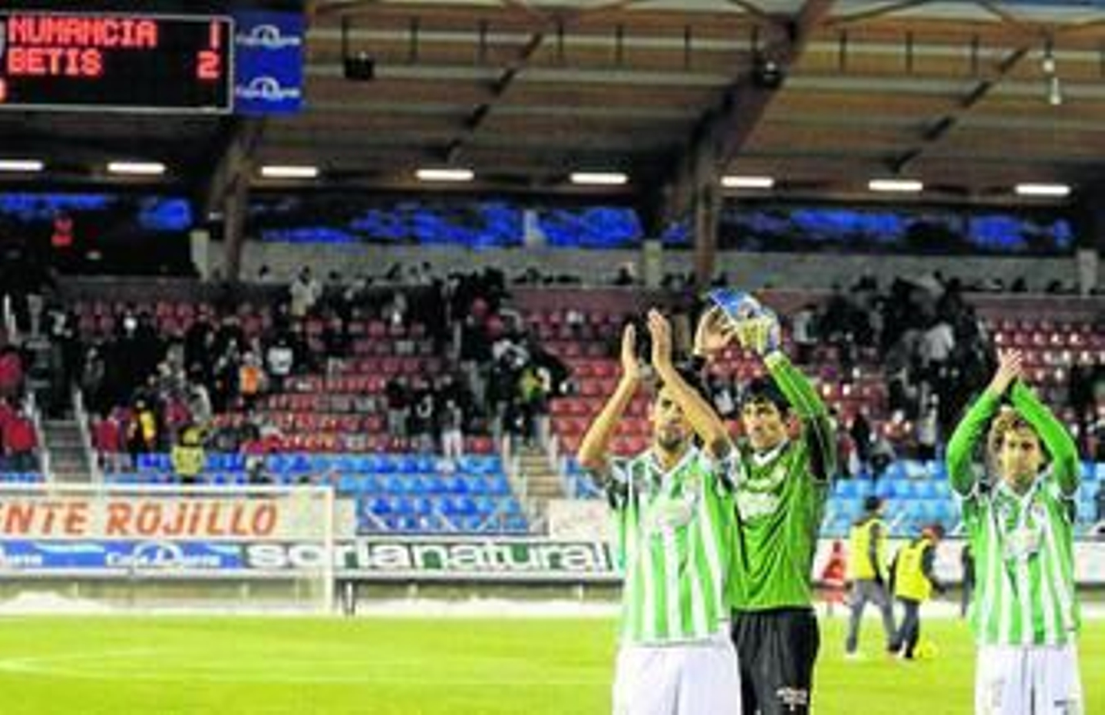 Los jugadores del Betis agradecen a sus aficionados el apoyo al final del partido. Los jugadores del Betis agradecen a sus aficionados el apoyo al final del partido.