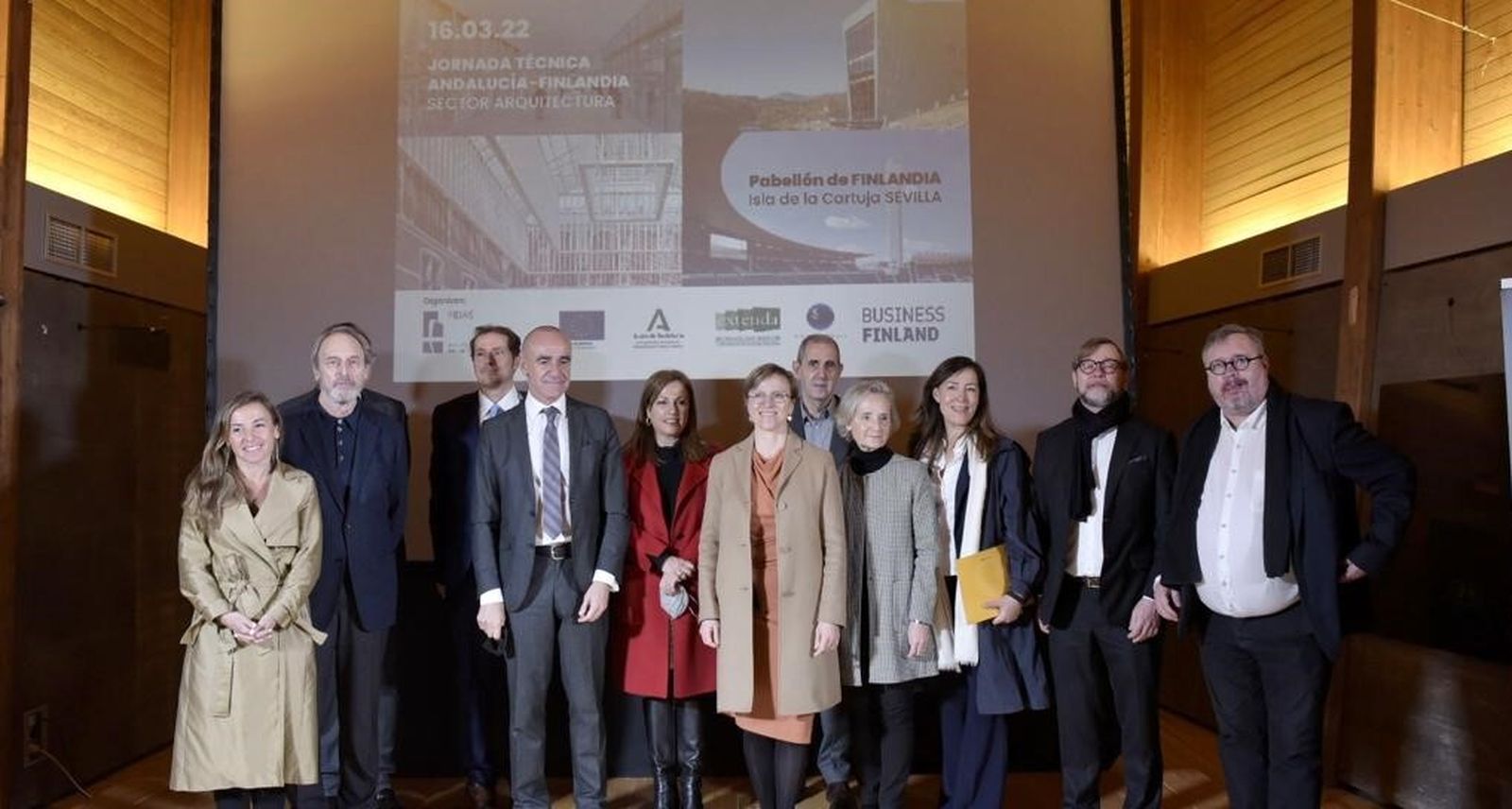 El alcalde posa con los arquitectos Guillermo Vázquez Consuegra, Antonio Ortiz (Cruz y Ortiz Arquitectos), Mikko Summanen (ATL y K2S Arquitect) y Matti Sanaksenaho (SAFA y coautor de la sede de FIDAS, Pabellón de Finlandia de la Expo92), entre otros.