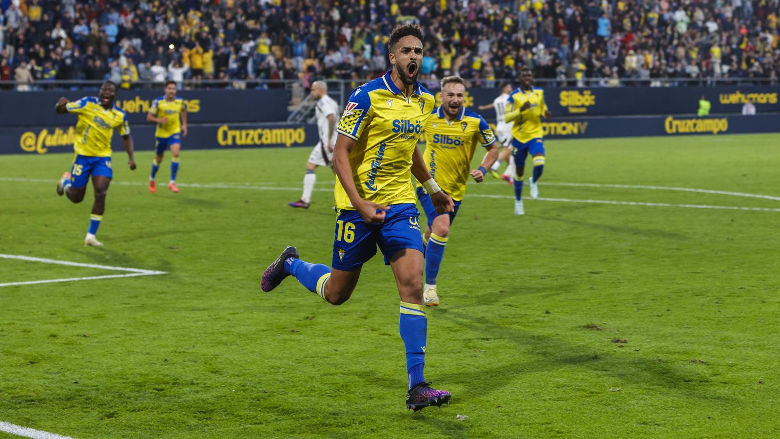 Búscate entre las fotos del partido de fútbol Cádiz CF - Albacete Balompié