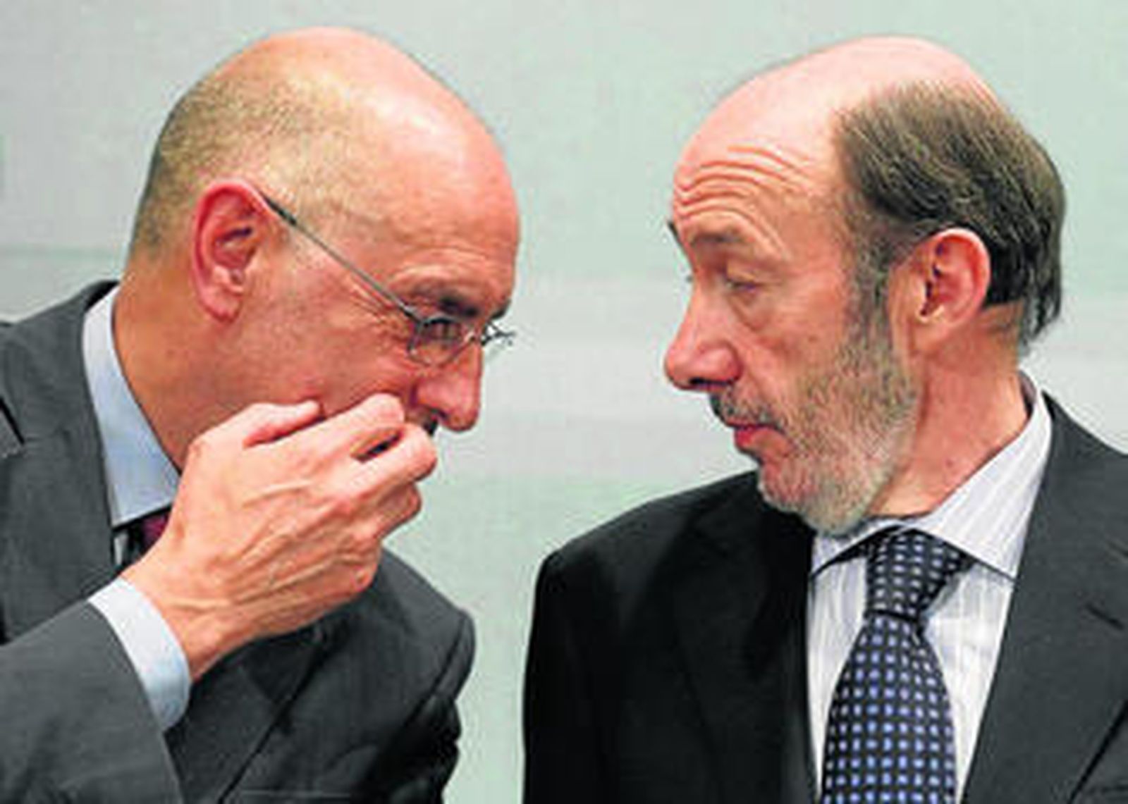 El consejero vasco del Interior, Rodolfo Ares, conversaba ayer de manera discreta con Rubalcaba.