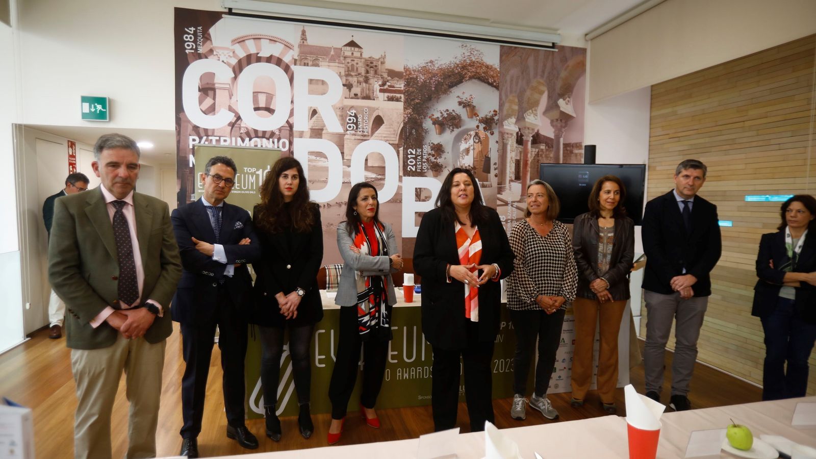 Autoridades en un momento de la cata.