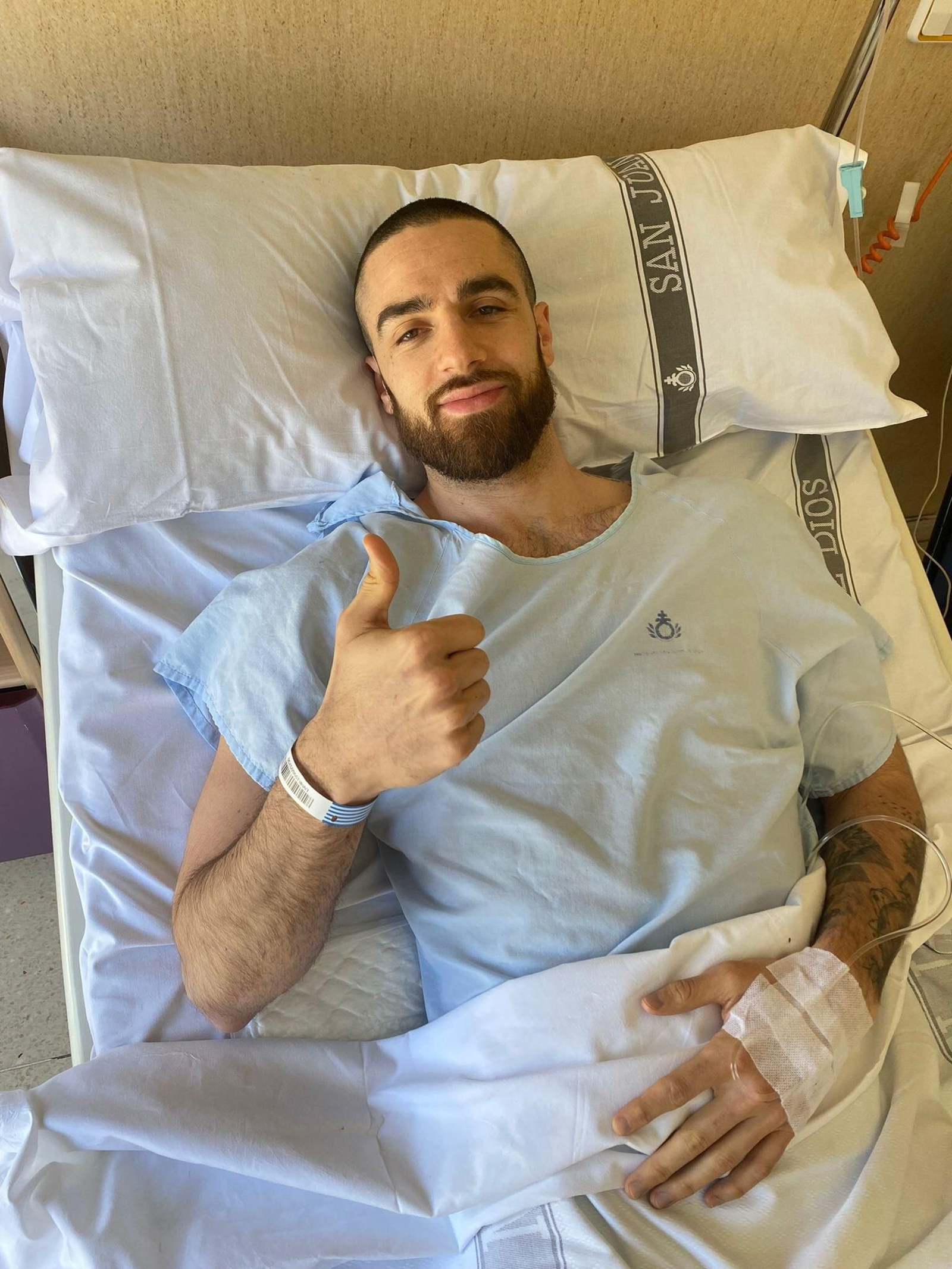 Francis Alonso, tras ser operado.