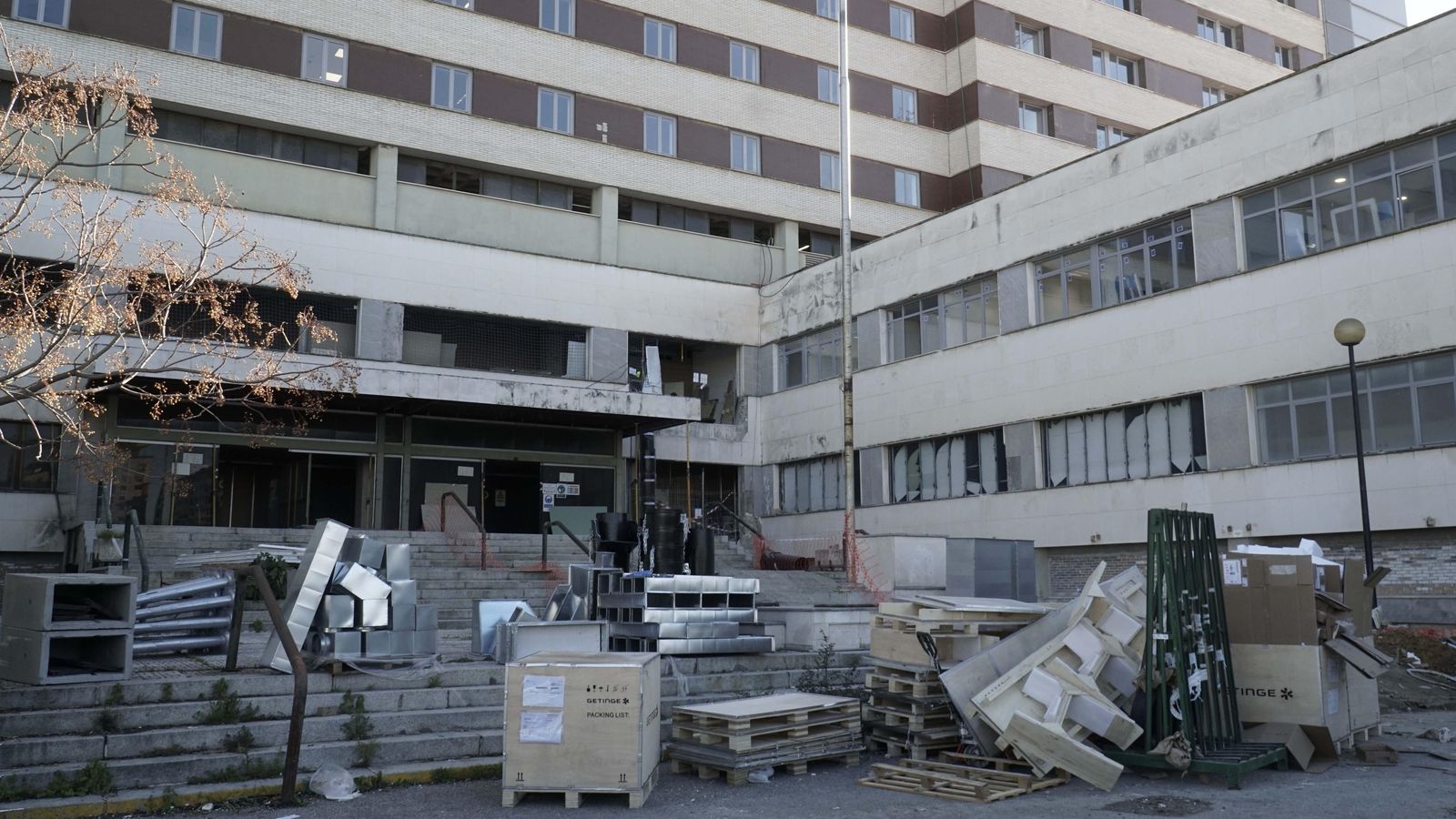 Mariales de obra se amontonan en la antigua puerta de acceso al Militar.