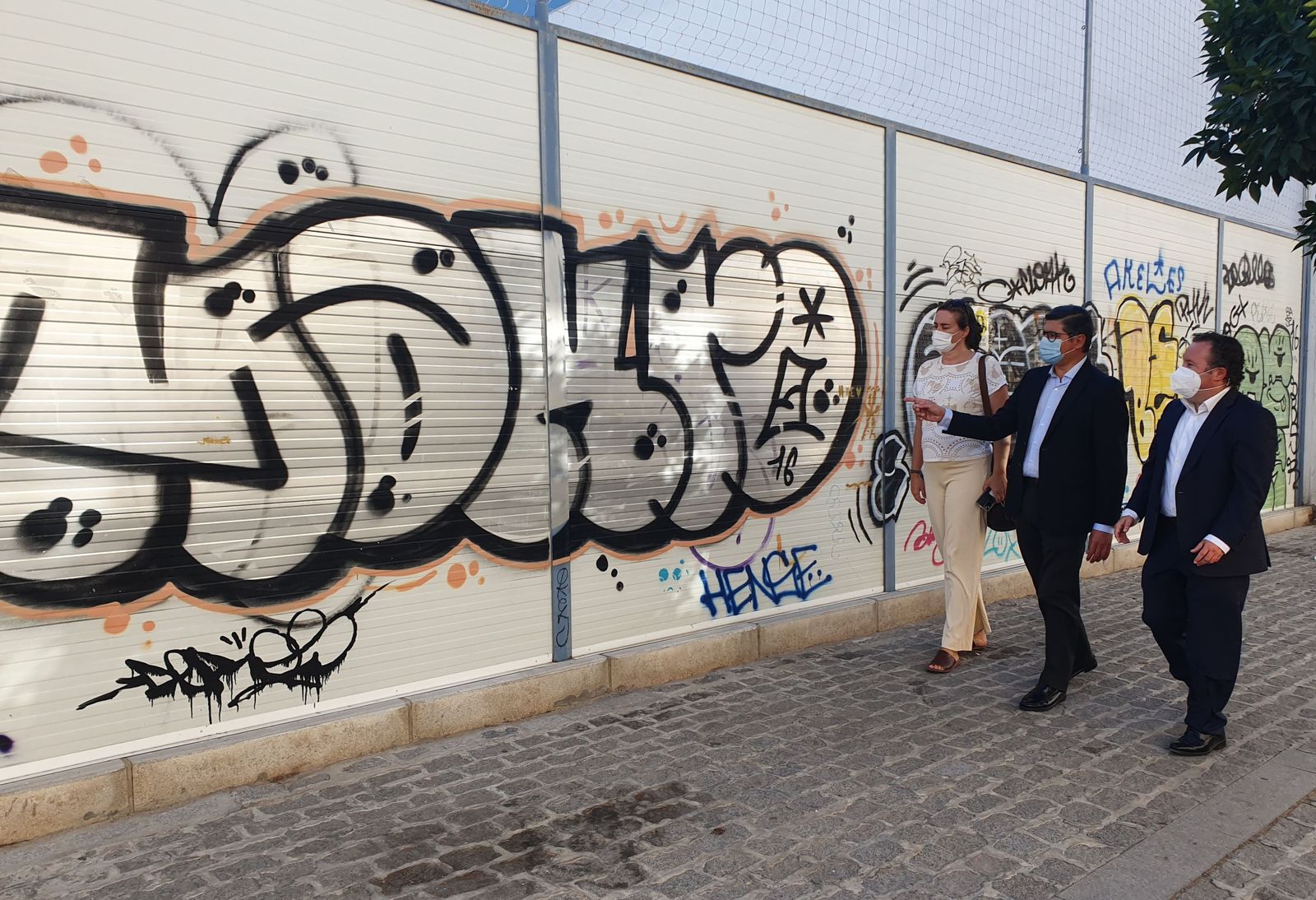 Pimentel y López Aparicio de visita a las zonas con grafitis del centro.