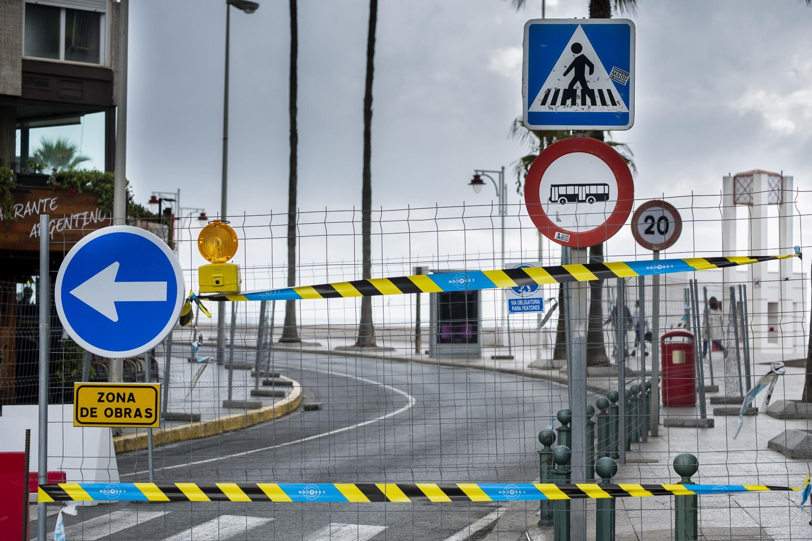 Señalización por el comienzo de las obras en el Paseo Marítimo.