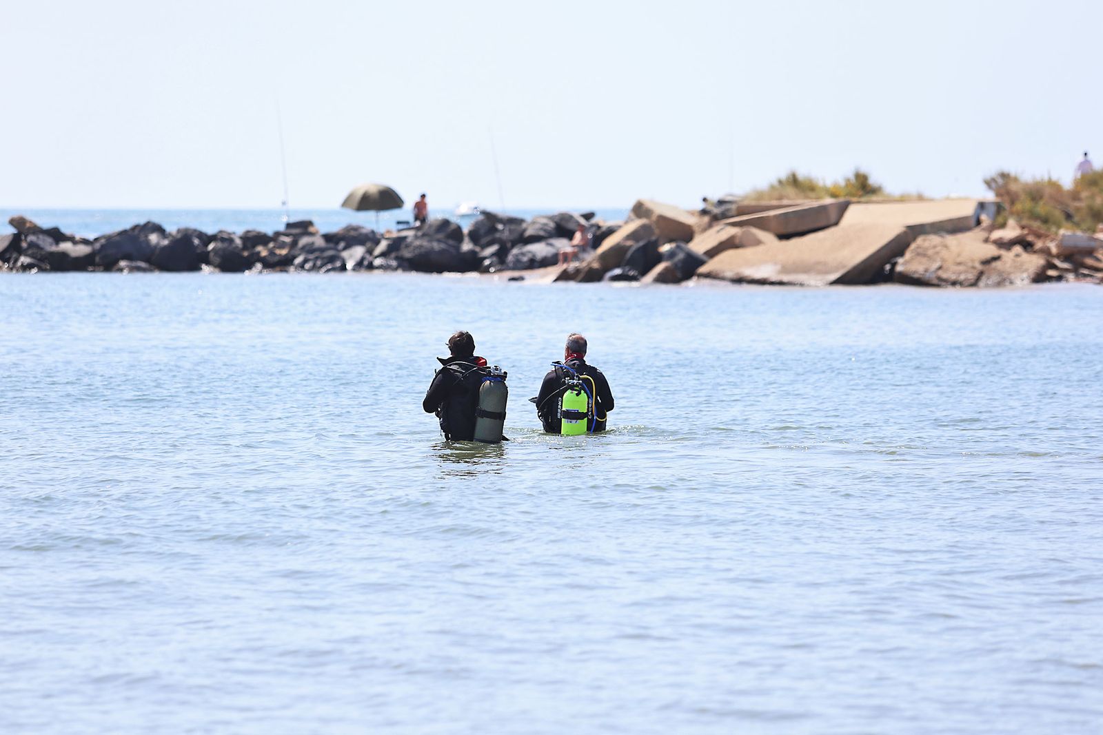 Imágenes de la gran recogida de residuos abandonados en el marco de la octava edición de '1m2 contra la basuraleza'. En la playa de la Canaleta.