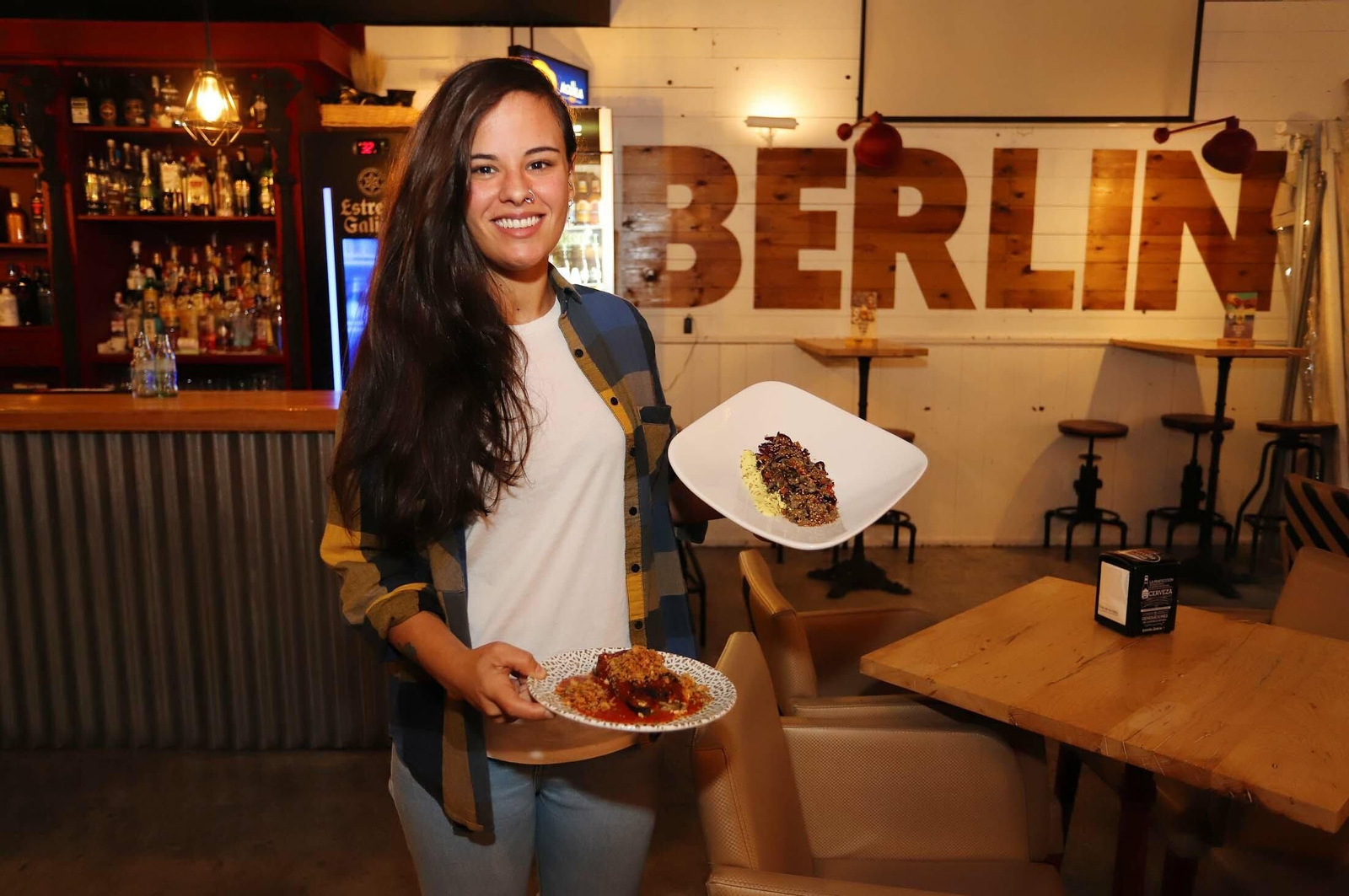 El Café Berlín exhibe dos de sus platos veganos más solicitados.