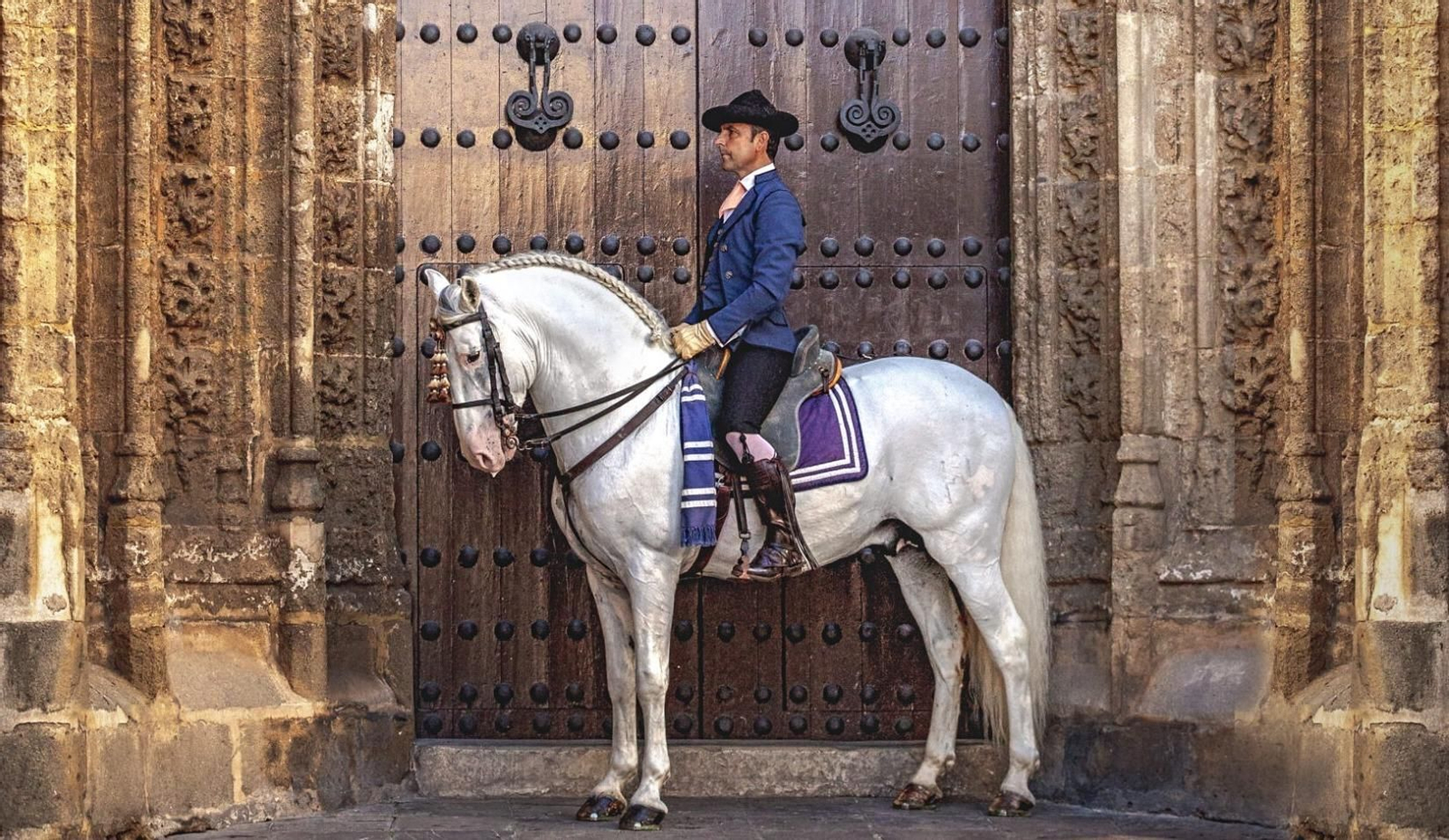 Uno de los jinetes del Centro Hípico Yeguada Cartuja Hierro del Bocado en el Monasterio de la Cartuja en Jerez