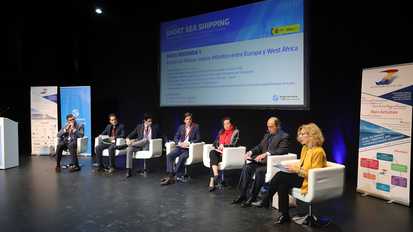 Pilar Tejo, directora de SPC, modera una mesa redonda sobre el transporte marítimo de corta distancia.
