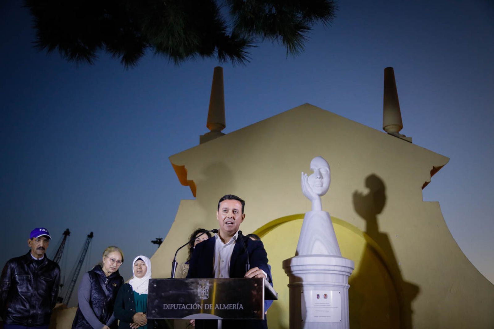 Imágenes del monolito en homenaje a las víctimas de violencia de género