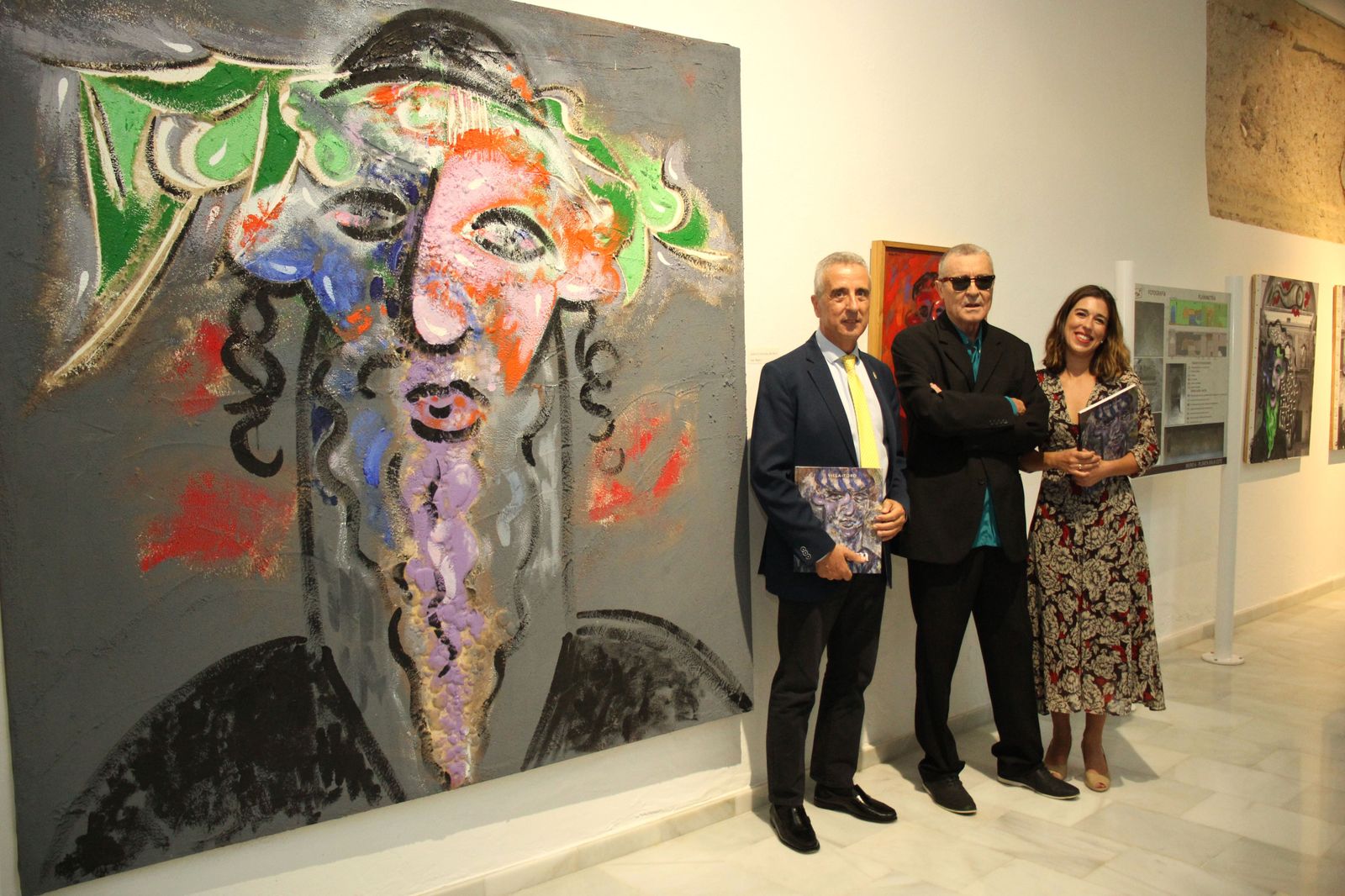 El autor y las autoridades, junto a una de las obras.