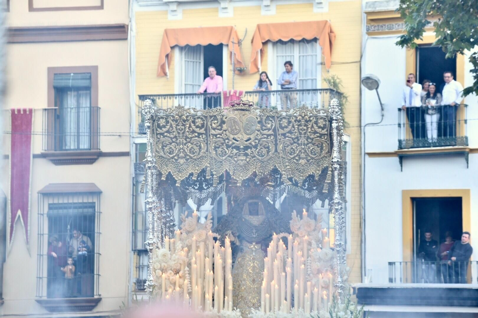 El regreso de la Esperanza de Triana, en imágenes