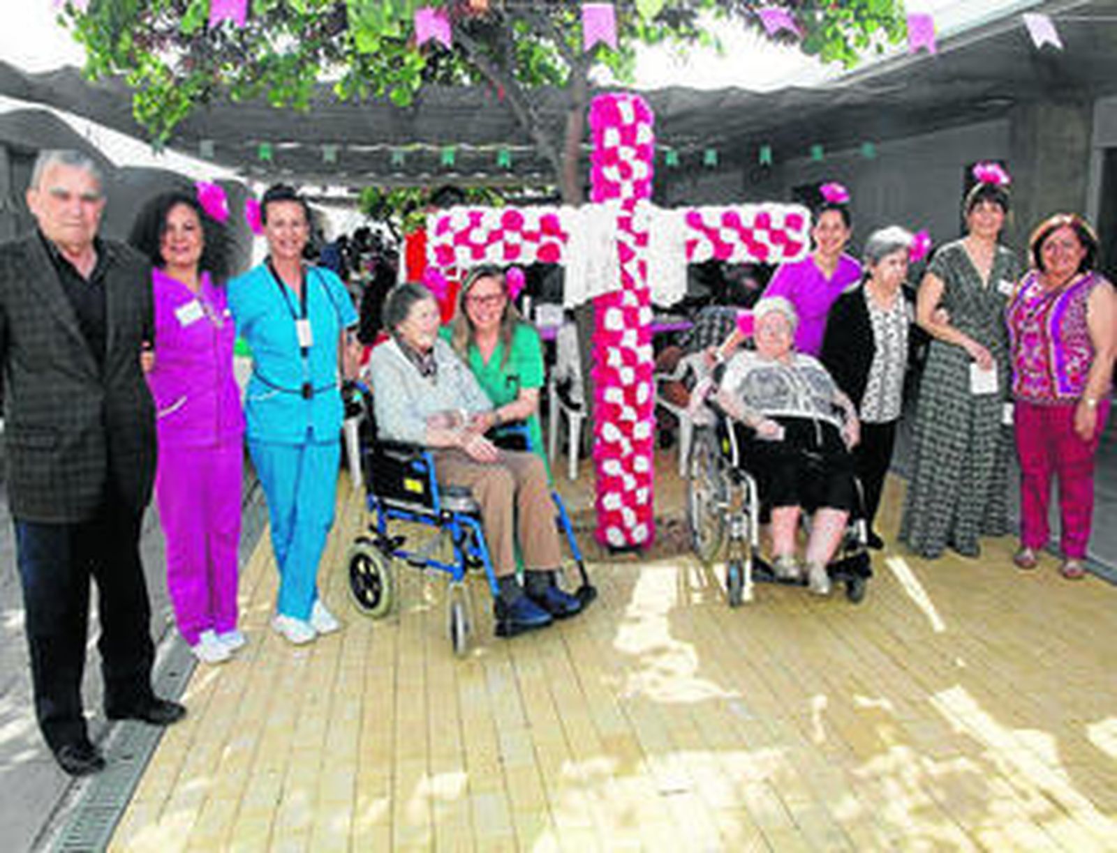 Personal del centro, usuarios y familiares, en la tarde de ayer.
