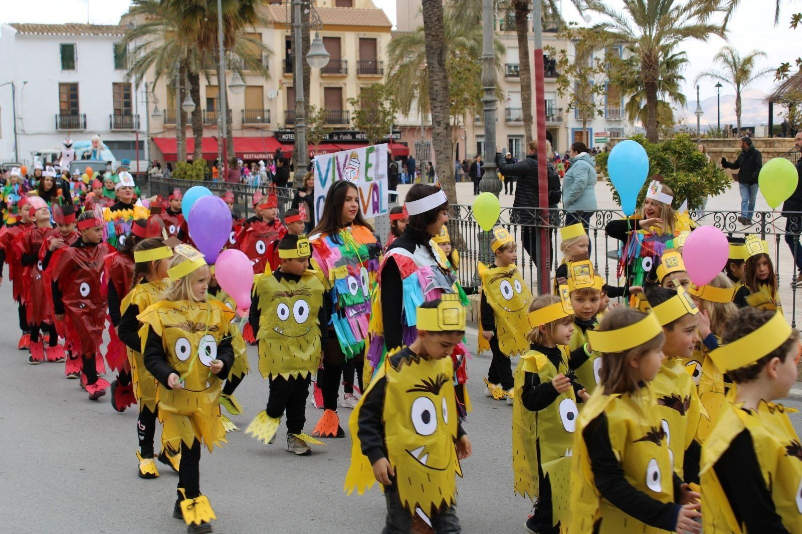 Numerosos grupos de niños y mayores participarán en el desfile.
