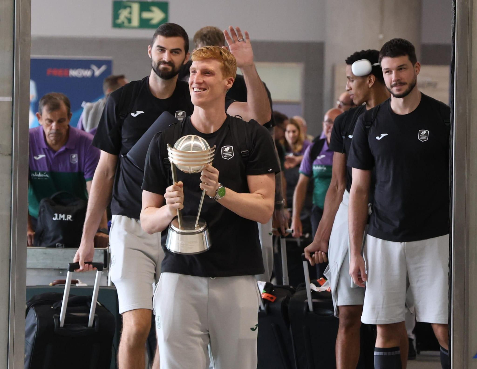 El Unicaja brinda la Intercontinental a un centenar de aficionados en el aeropuerto