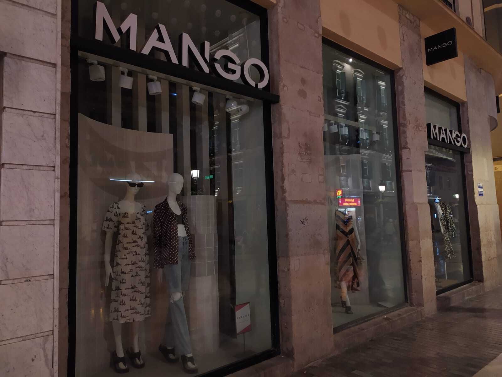 Una tienda de Larios, este martes sobre las 22:00, antes de la entrada en vigor del decreto, ya apagada.