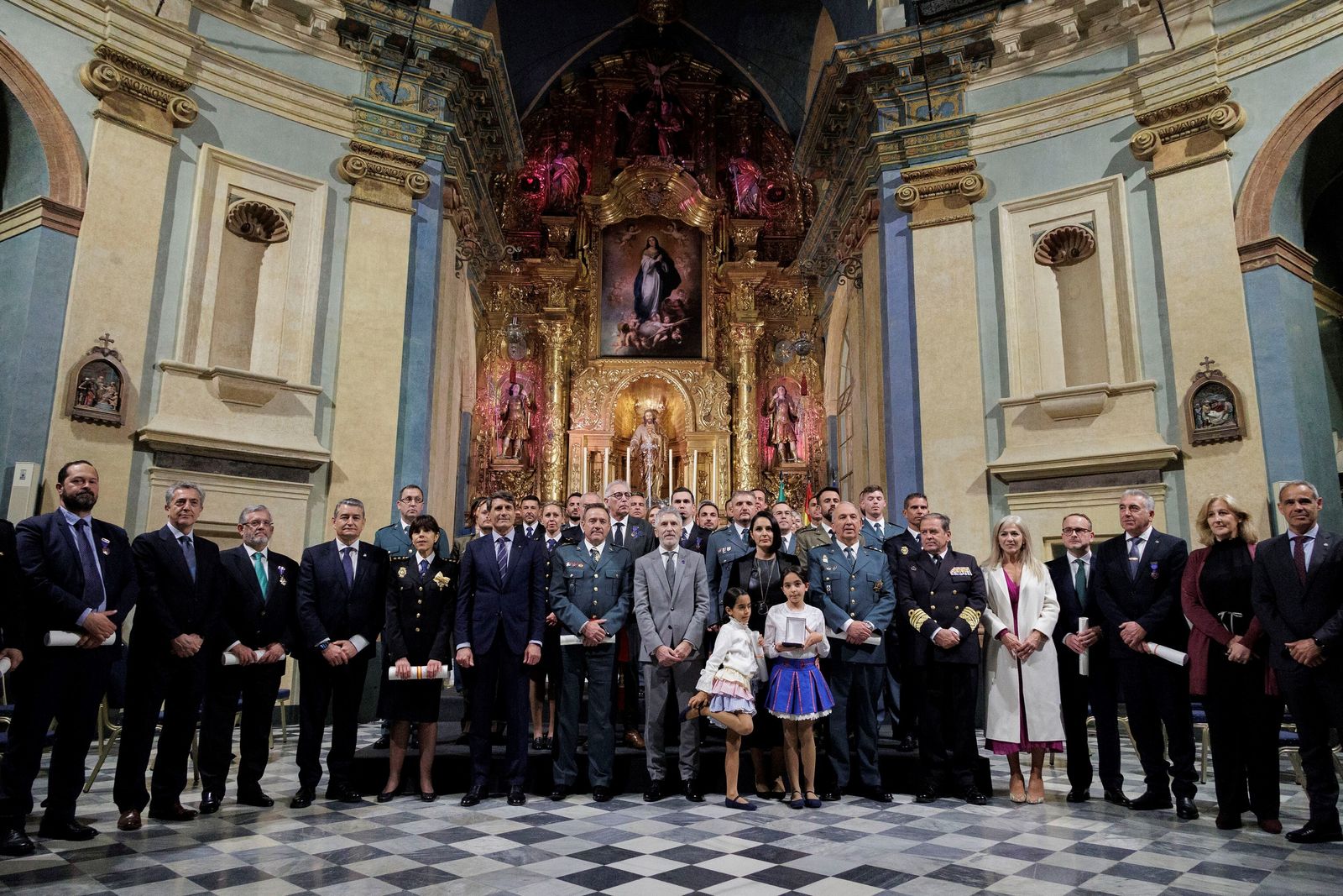 Todos los condecorados posan en el Oratorio junto a los políticos presentes.