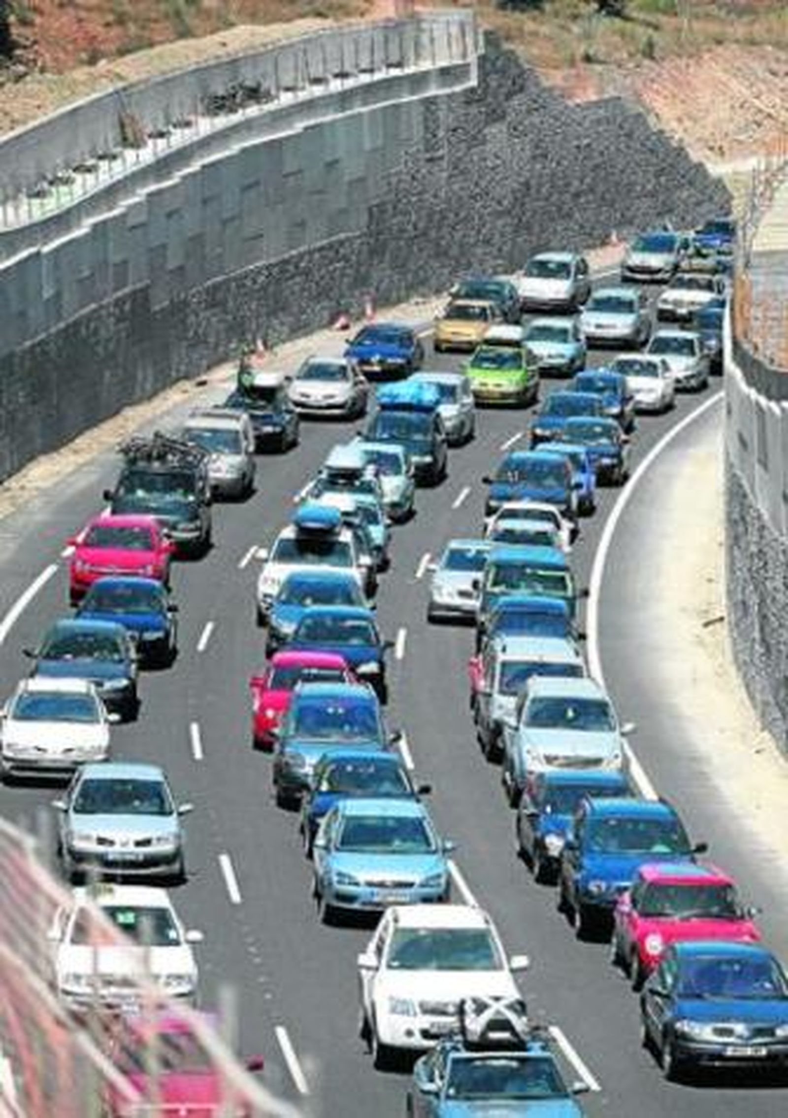 Retenciones de vehículos a la entrada a Málaga capital.