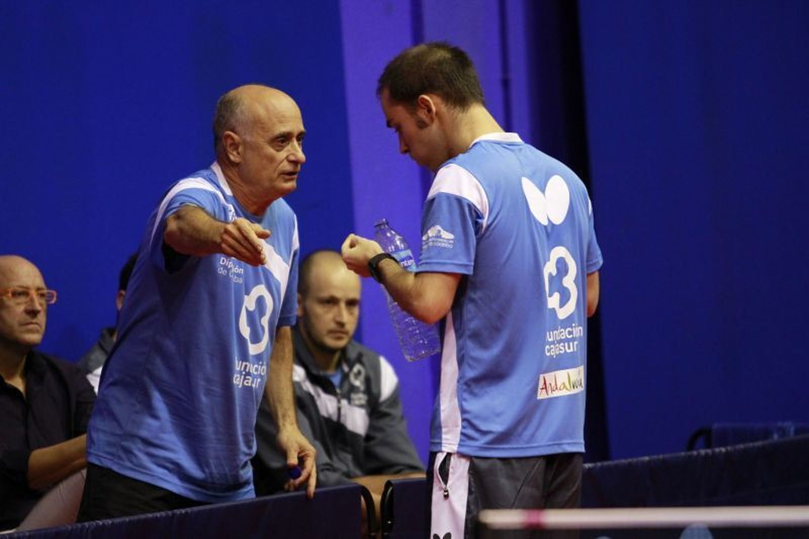 Luis Calvo da órdenes a Alejandro Calvo durante un partido.