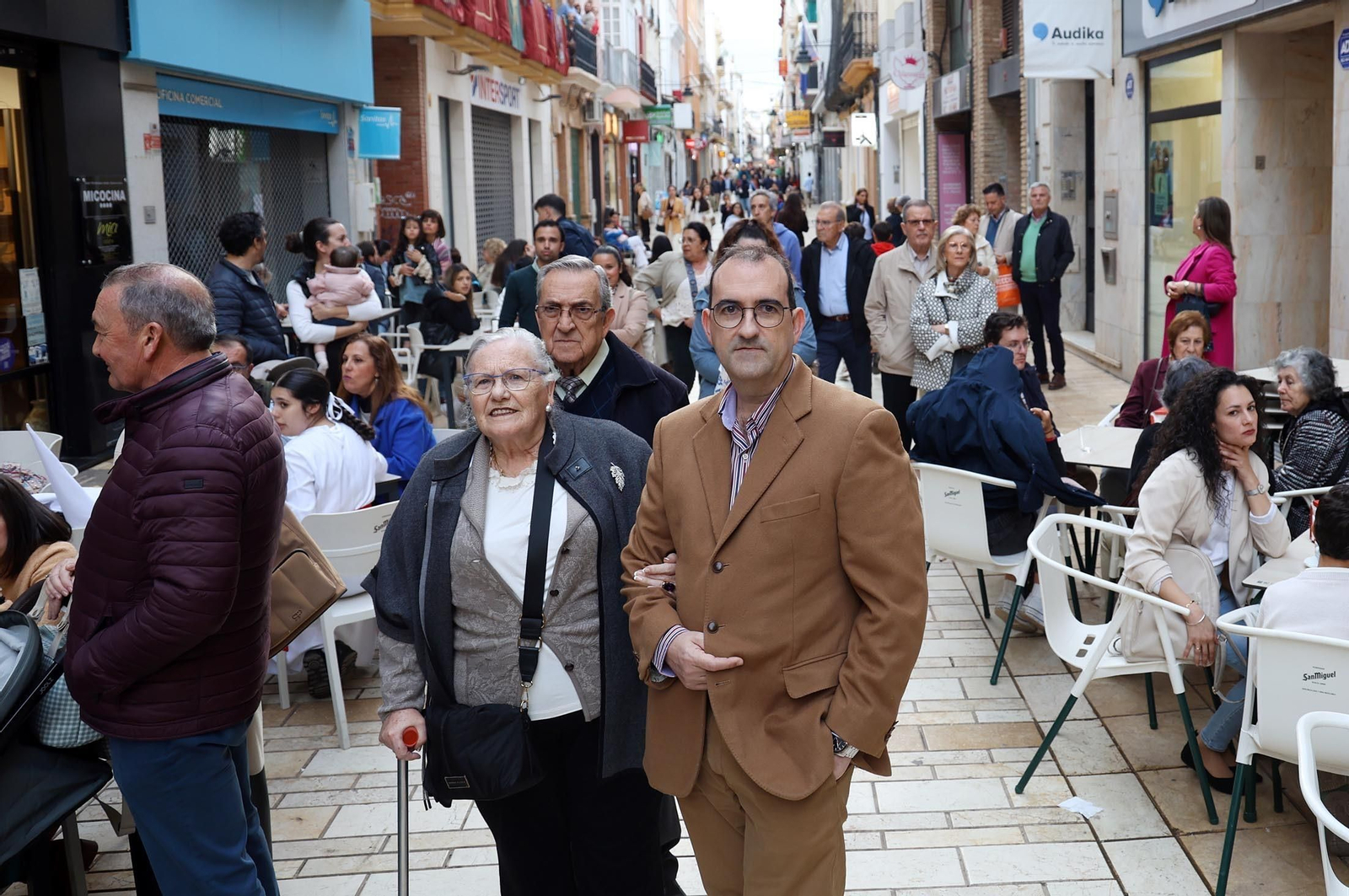 Las mejores imágenes del Lunes Santo en Huelva: Hermandad de las Tres Caídas