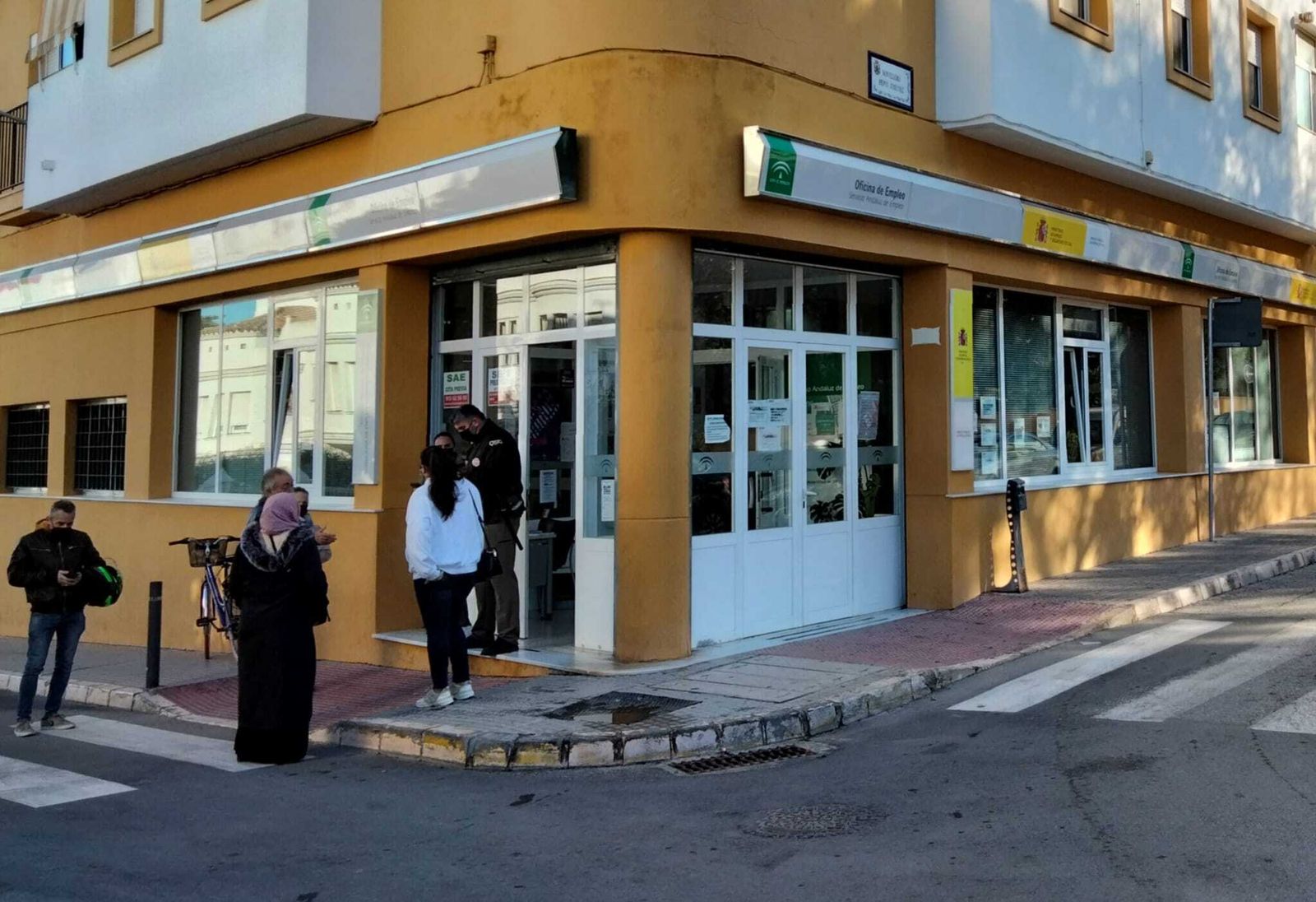 Personas esperando en el exterior de las oficinas del SAE en la localidad.
