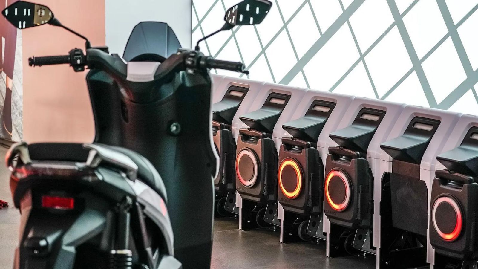 Una vez extraídas del S04 -están bajo los asientos- las baterías pueden cargarse en cualquier enchufe doméstico. También llevarse a la Battery Station e intercambiarse las descargadas por otras cargadas.Son idénticas a las de los scooters.