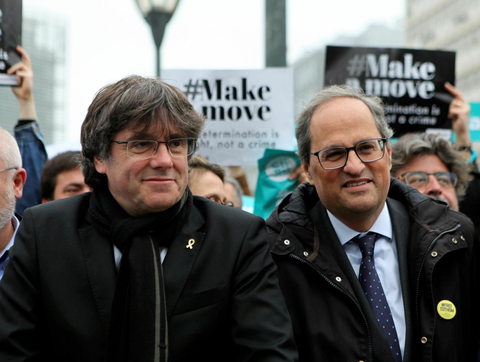 Carles Puigdemont y  Quim Torra,  junto a ex 'consellers' y simpatizantes independentistas, el jueves frente al edificio de la Comisión Europea en Bruselas.